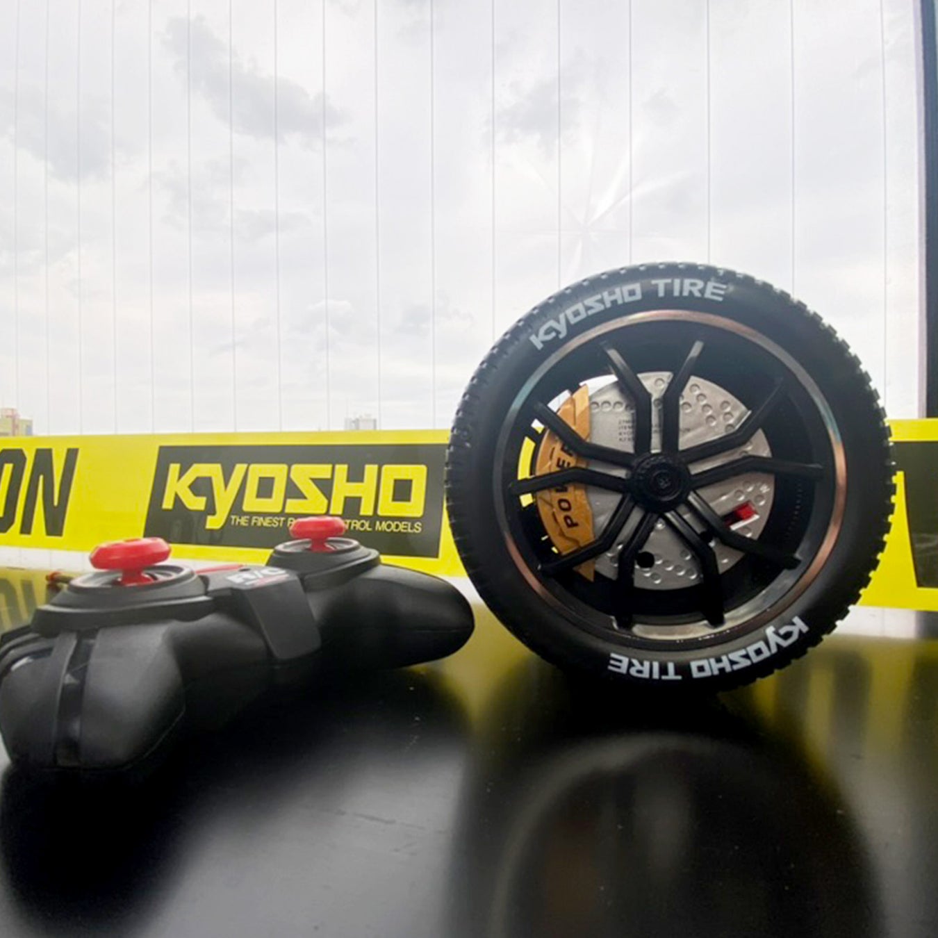 乾電池を入れるだけで直ぐに遊べます。走行時間は約40分。