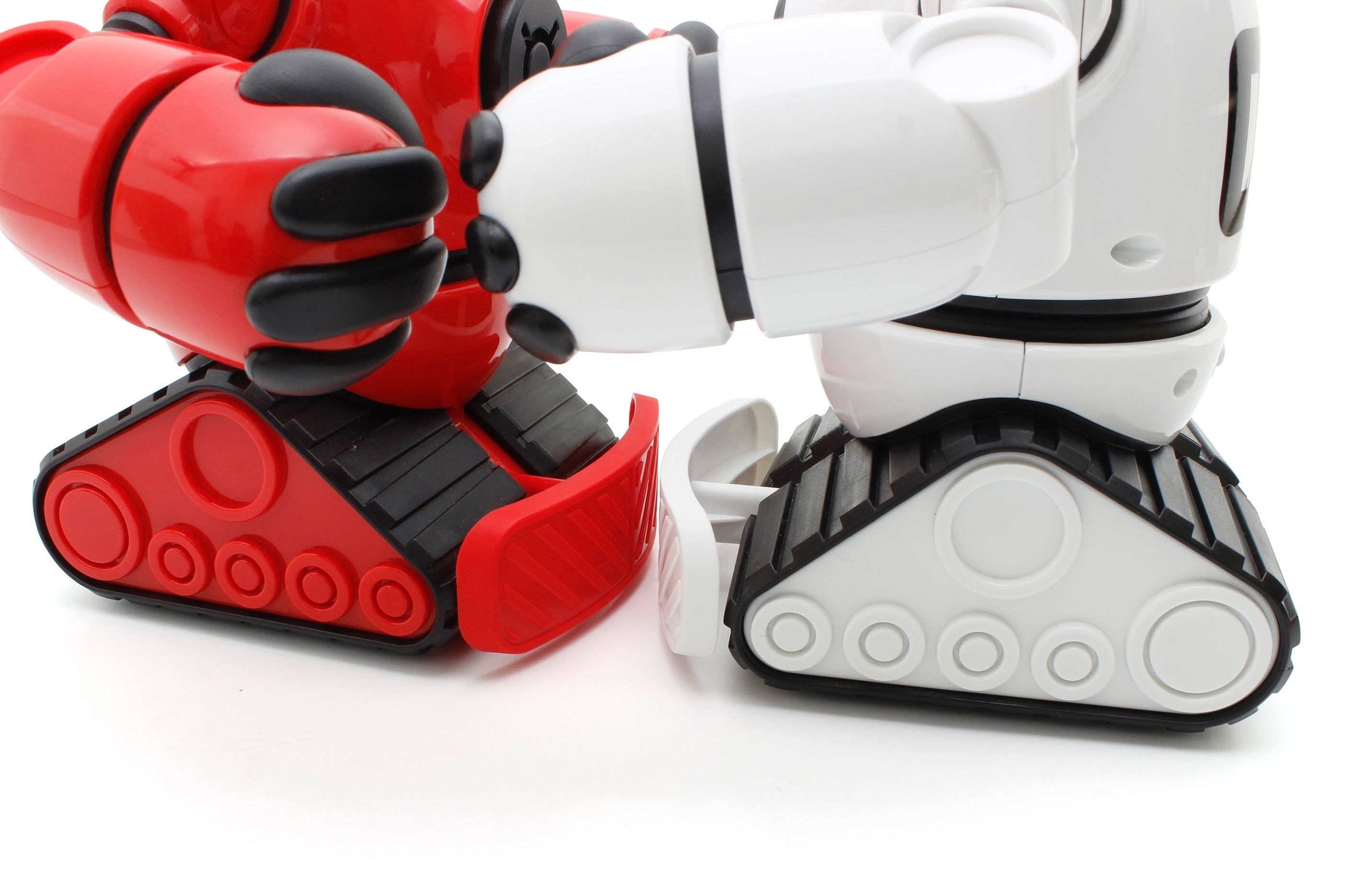 パンチマシンの足元はクローラーのような力強さを感じるデザインをしており、前方にはブレードアームを装着することで相手マシンとの衝突から保護。