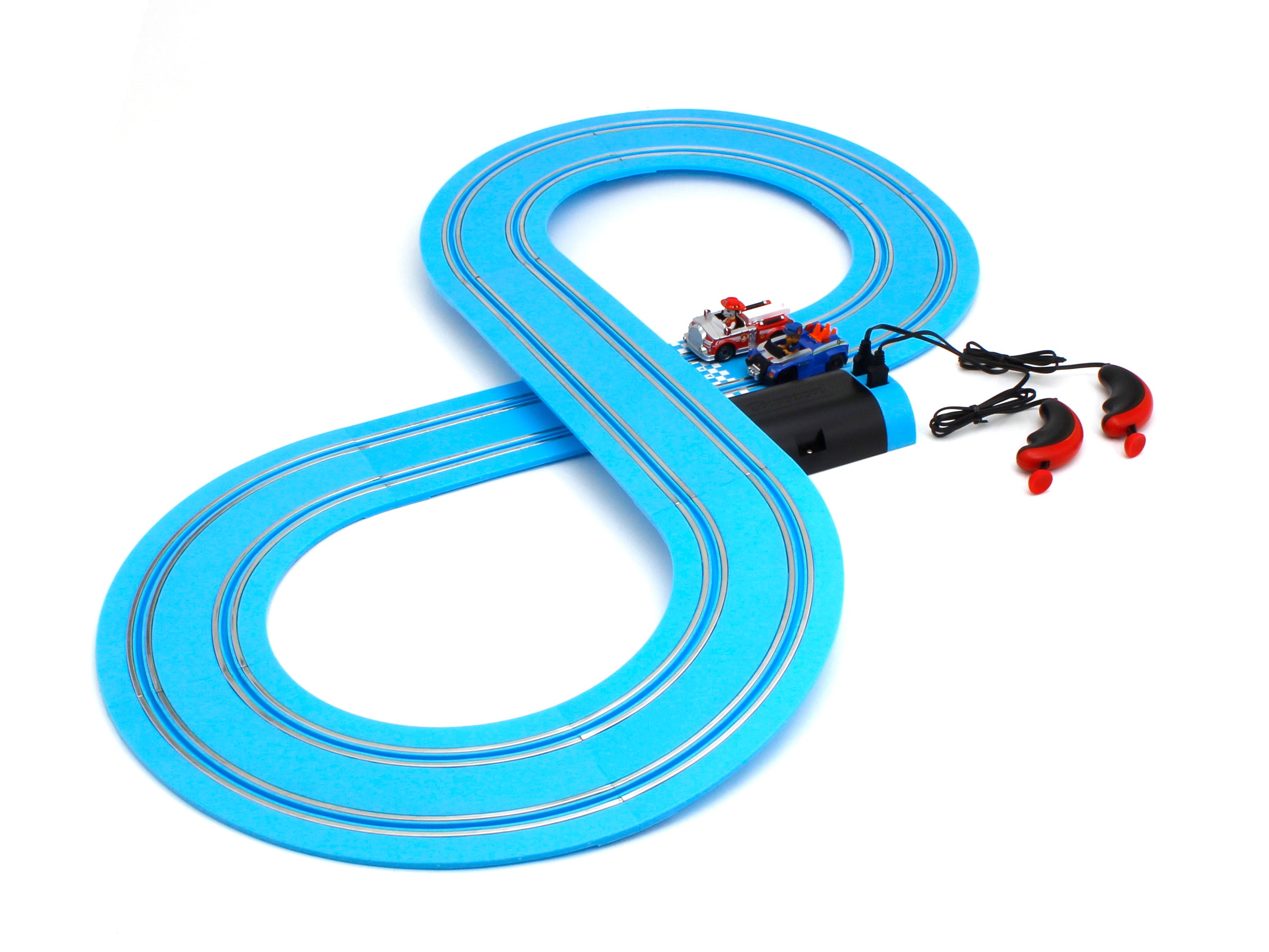 全長約2.4メートルのコース。付属の橋脚をコースの下に装着すれば、立体交差のある8の字コースで遊ぶことができます。