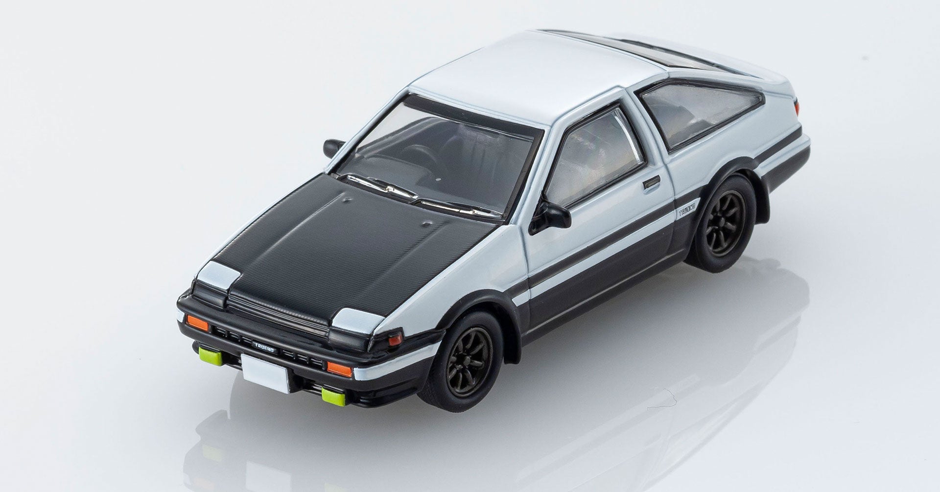 1：64スケールのAE86 トレノ。ボンネット、ホイールをカスタマイズ。フォグランプも装着した京商オリジナル仕様。