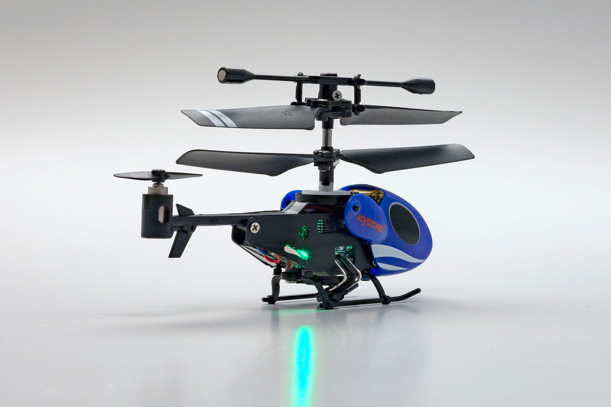 京商株式会社 京商エッグブランドからマイクロヘリコプター 「モスキート」を 発売 4 機体下部に航空灯を搭載。カッコよさが増すだけでなく、飛行中の位置確認も容易になる。このライトで送信機との通信確認も可能。