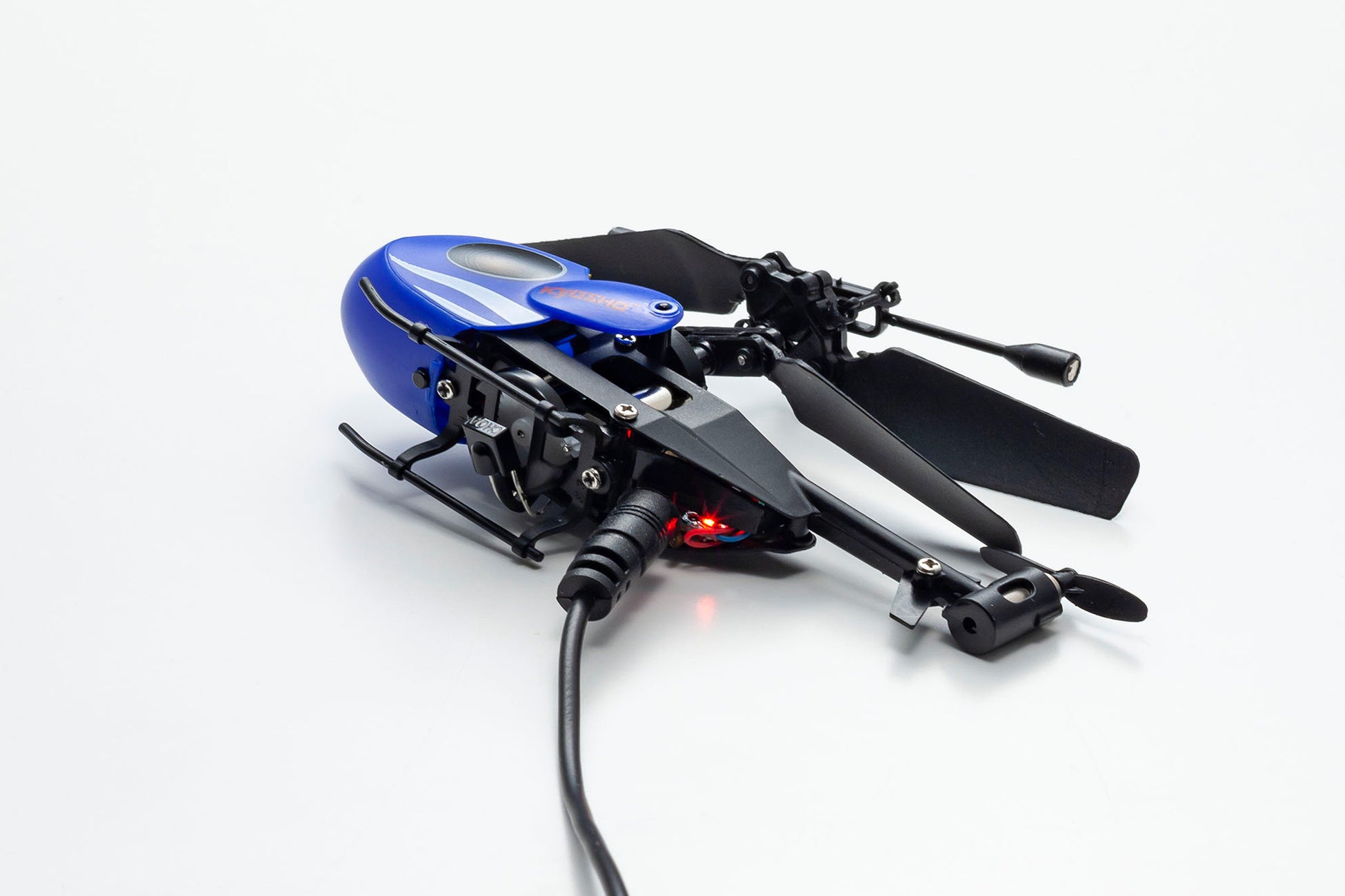 京商株式会社 京商エッグブランドからマイクロヘリコプター 「モスキート」を 発売 5 機体に搭載されたリチウムポリマーバッテリーは、付属の充電コードを使ってUSB電源から充電可能。残量が少ない状態からフル充電まで約60分で完了する。飛行時間は約5分間。