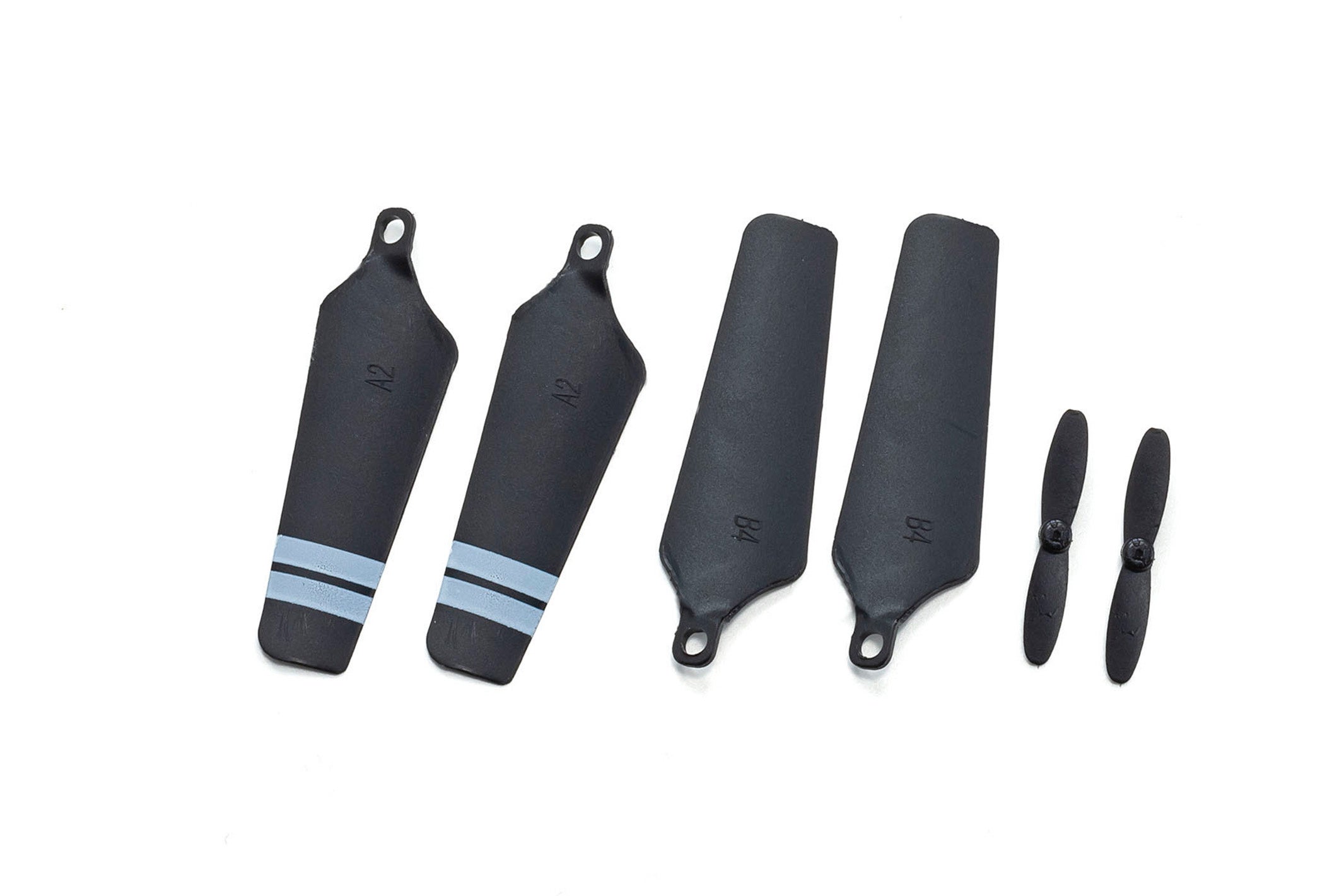 万が一破損してしまった場合の交換用に予備のプロペラ（A、B×各2枚）とローター2枚が付属する。