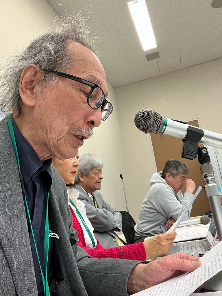 市民による宣言文を読む和田春樹