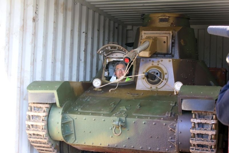 ＊海運コンテナから自走で日本上陸を果す九五式軽戦車（操縦はプロジェクト実行者小林）