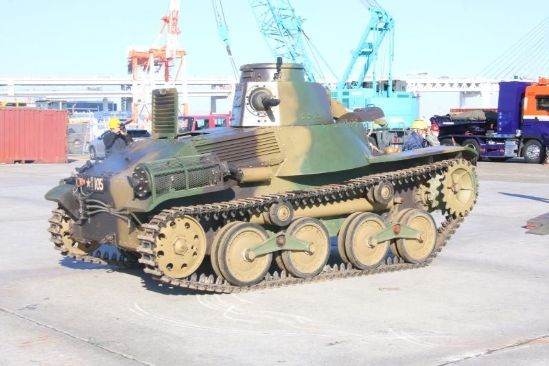 ＊ディーゼルエンジン音を響かせて重機運搬車に乗り込むために方向転換する九五式軽戦車。