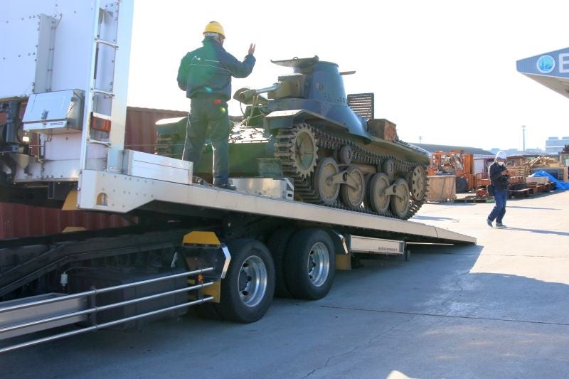 ＊保管場所である静岡県御殿場市に向かうために、重機運搬車に積み込みまれる九五式軽戦車。