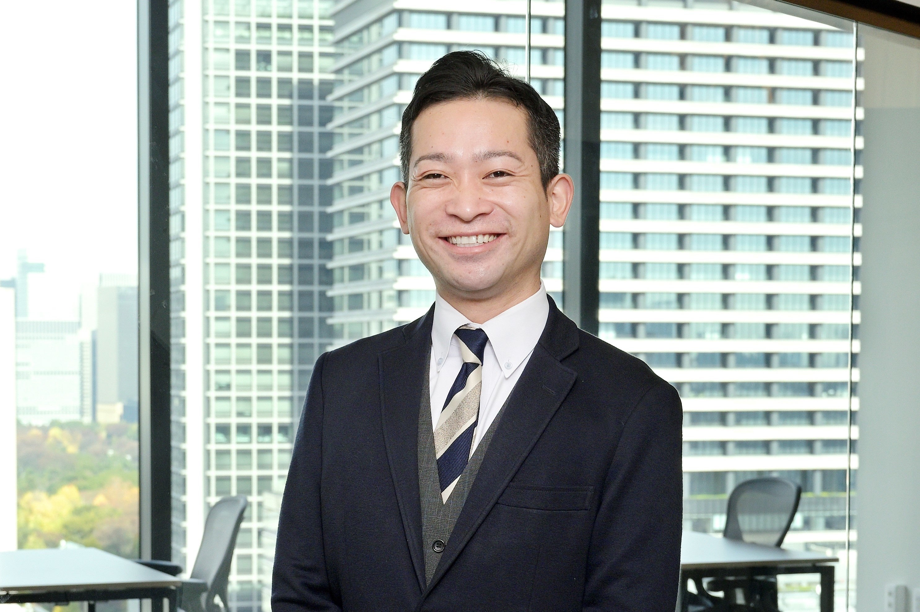 所持金わずか３千円で地元を飛び出し単身上京。路上生活や住み込みアルバイトの時代も経て、現在は宅建士資格を活かしてフリーの不動産エージェントとして活躍している竹内幸雄さん