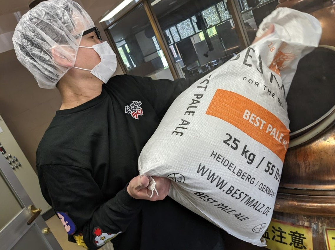 おやつカンパニー従業員による作業