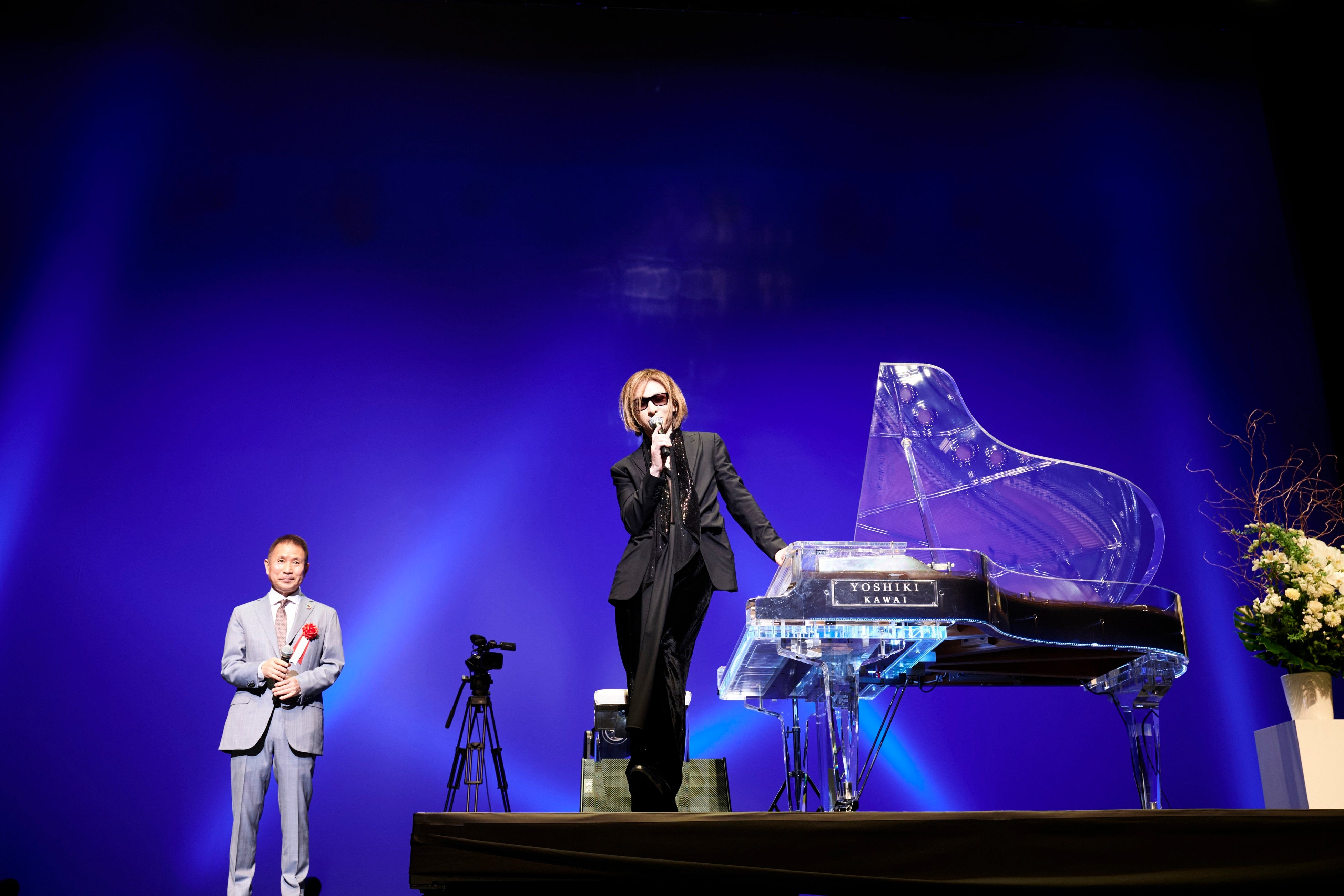 YOSHIKI 日本最大規模の入社式にサプライズ登場約2300名の新入社員を