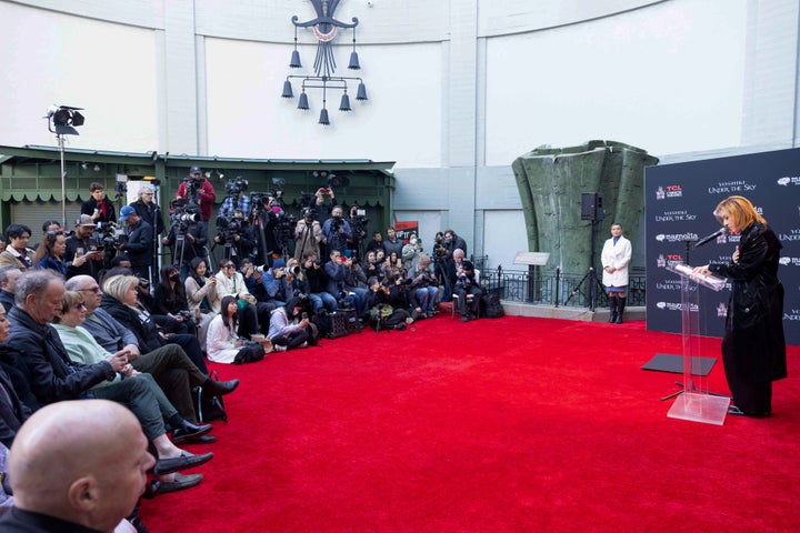 米チャイニーズ・シアターでYOSHIKIの手形・足形完成披露セレモニー開催 米チャイニーズ・シアターでYOSHIKIの手形・足形完成披露セレモニー開催