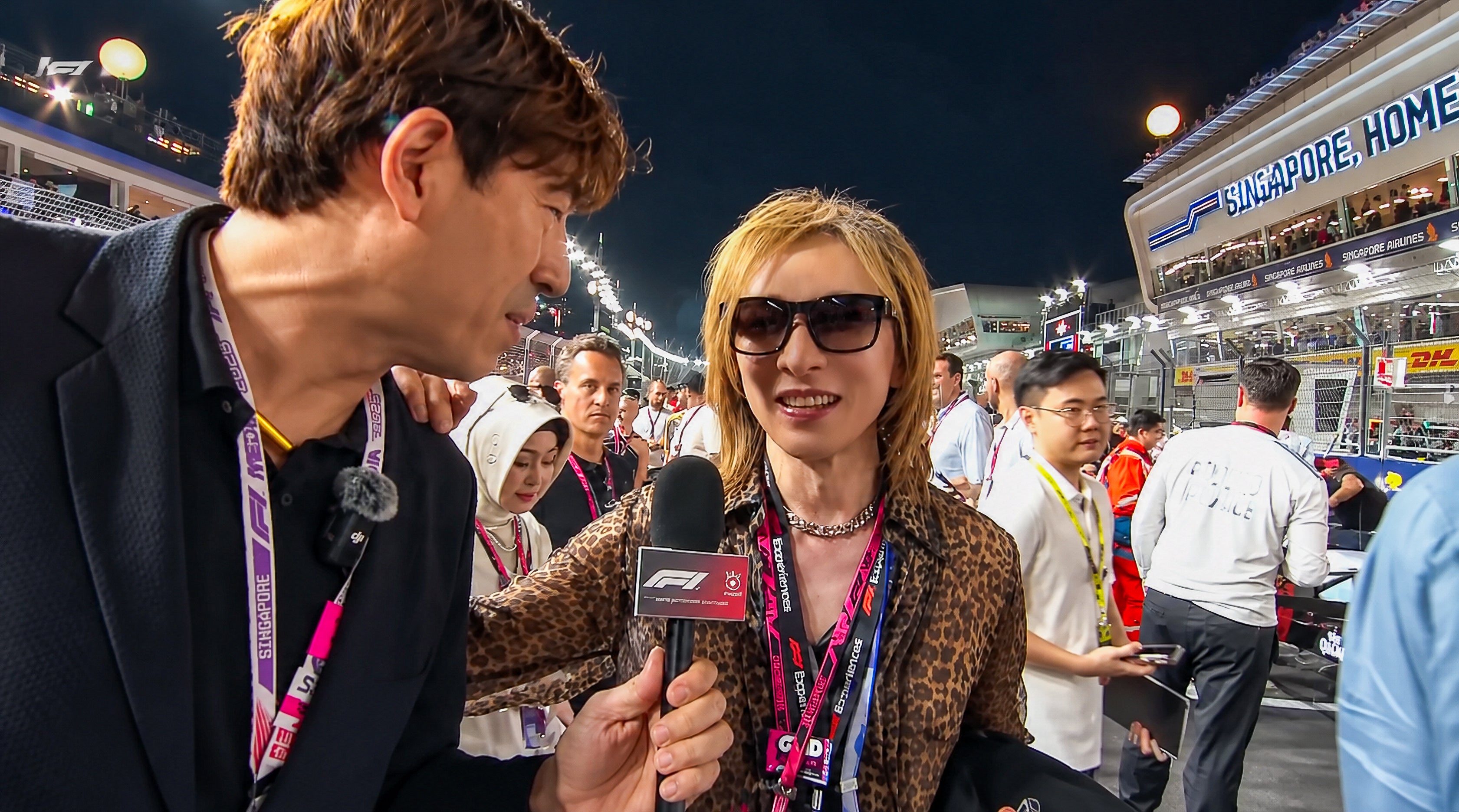 YOSHIKI 、熱戦のF1シンガポールGP決勝前のパドックに登場！ 世界のVIPが集う華やかな舞台で熱い視線