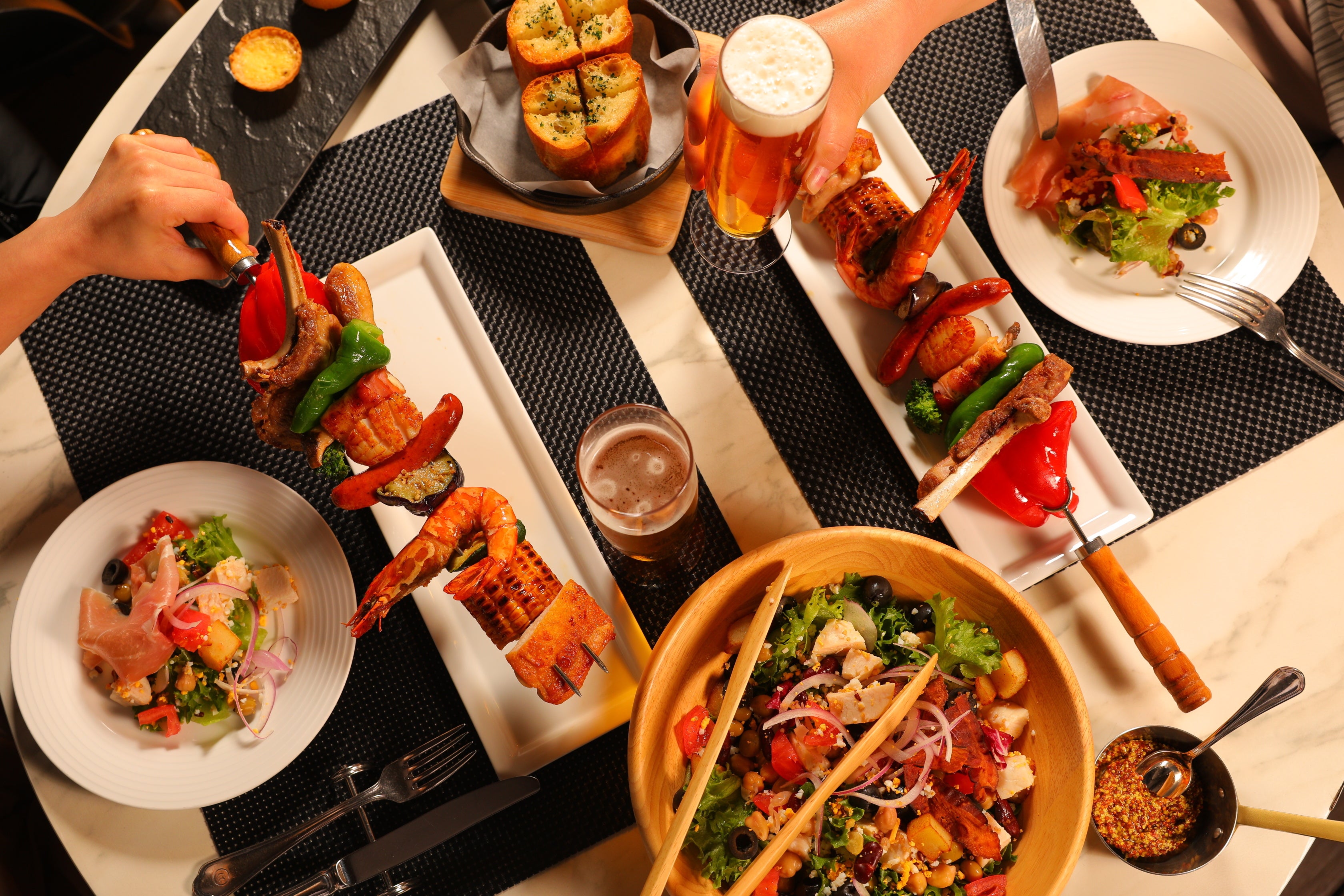 東京駅や高層ビル群を臨む屋外テラスでビールと多彩なお料理で乾杯を