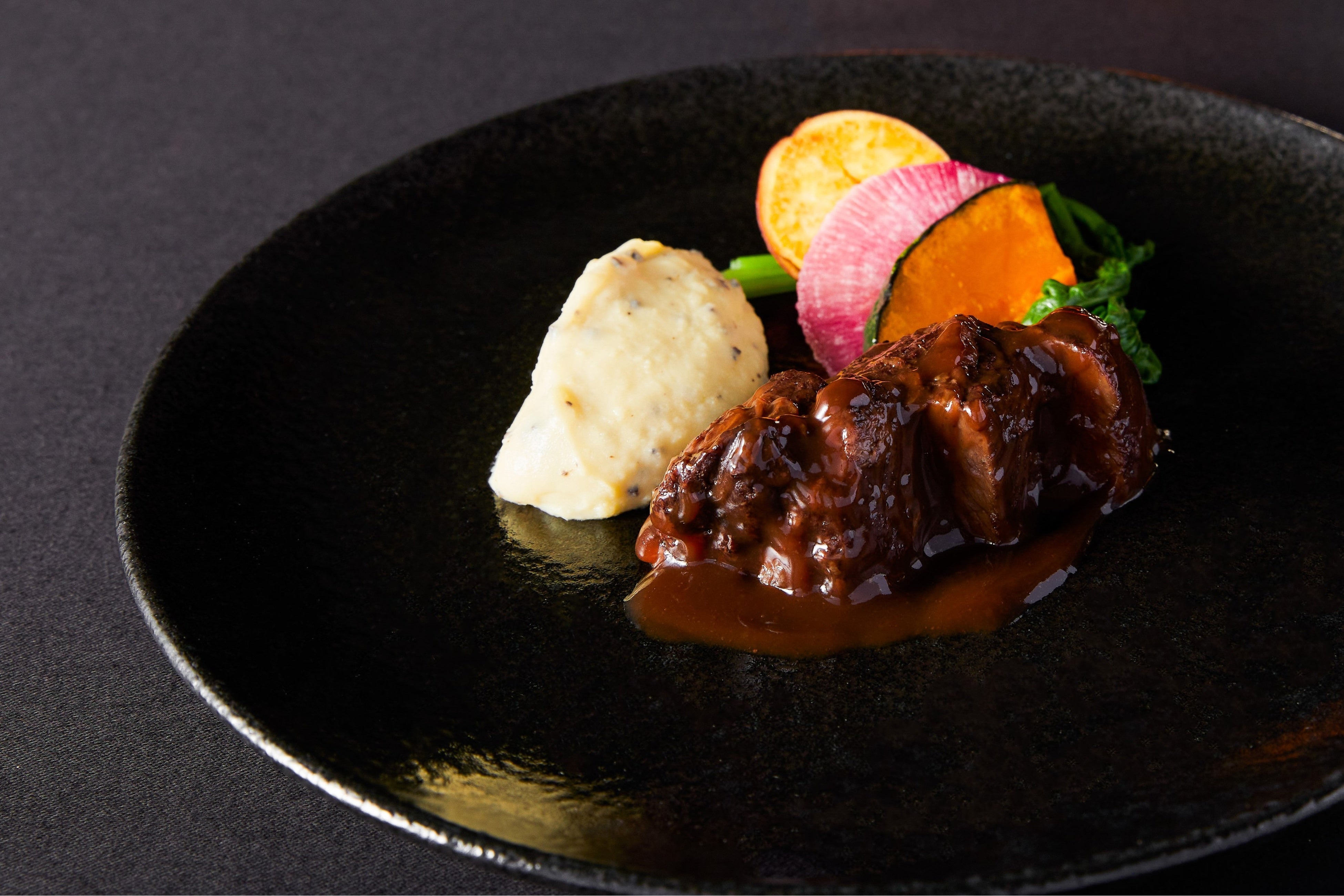 国産牛ホホ肉の赤ワイン煮込み 東京産野菜を添えて