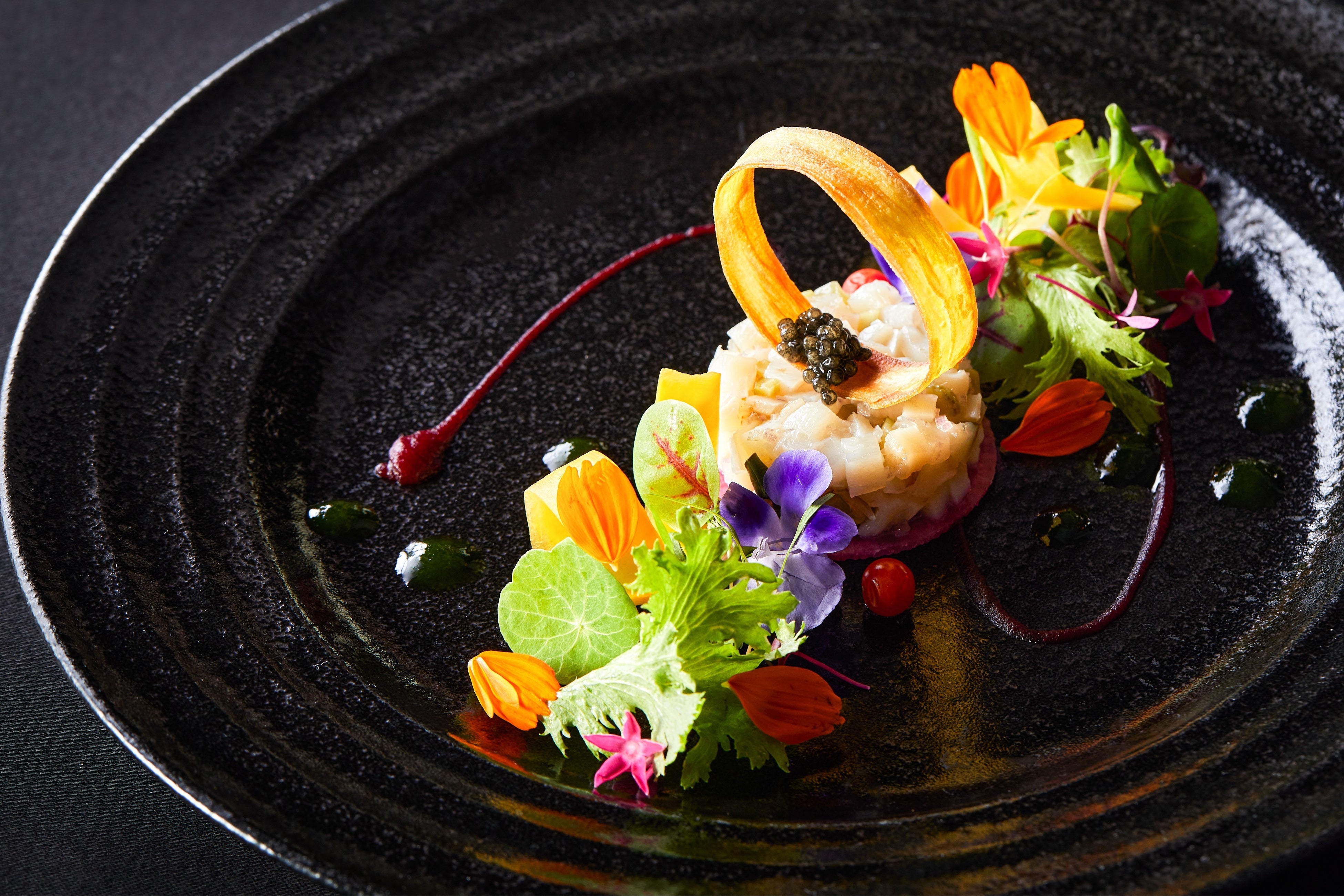 アワビとホタテのタルタル 東京産野菜とハーブの彩り キャビア添え