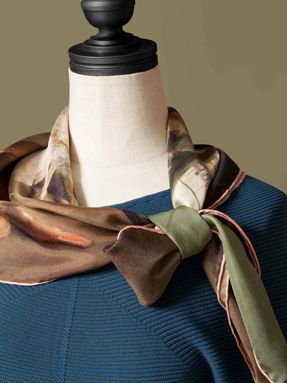 スカーフ ￥42,900 (PL3JP13390 col.84)／ニット ￥29,700 (RFJP62270)