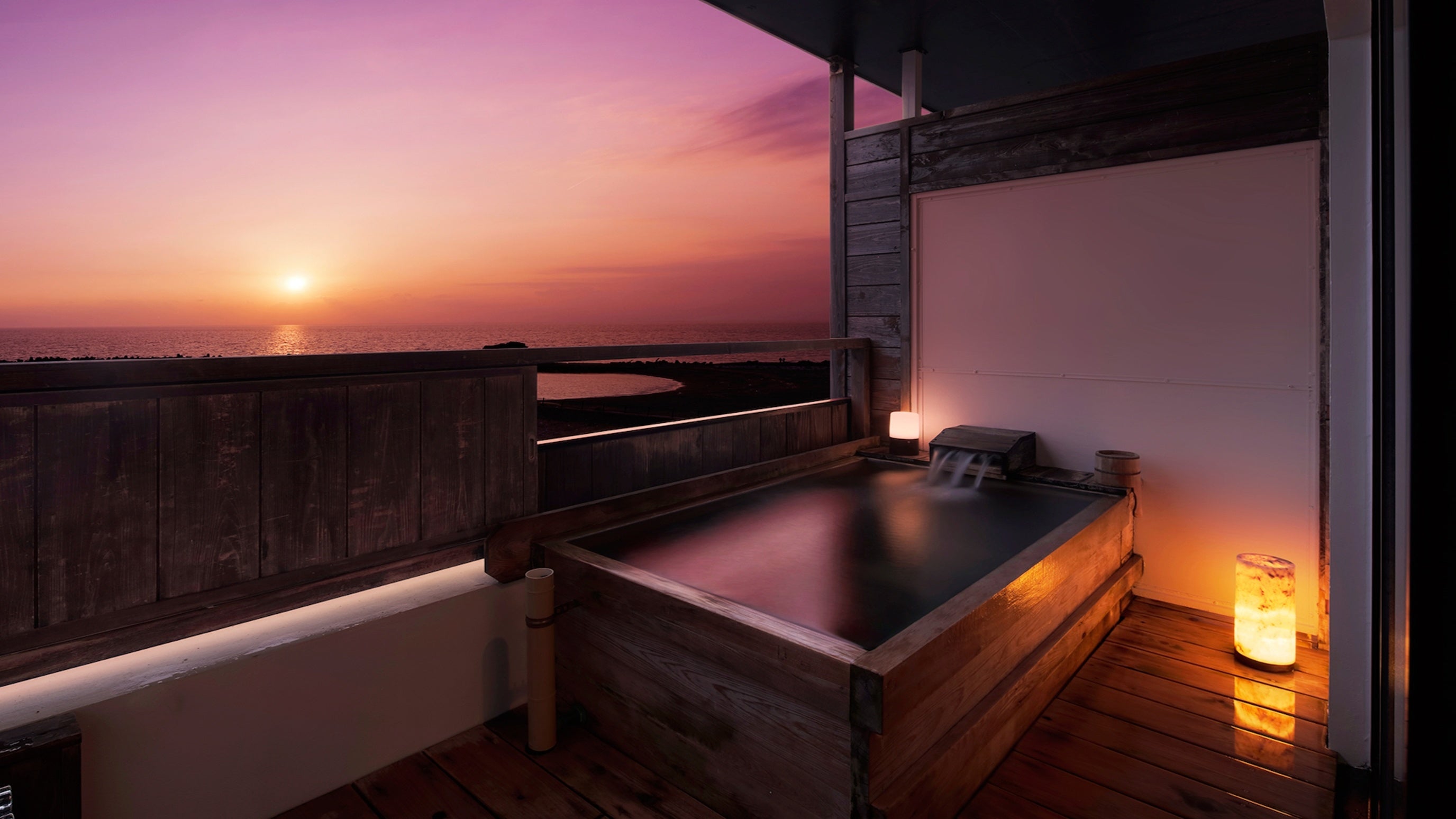 「西伊豆小土肥温泉　茜色の海　あるじ栖」の客室風呂から見える夕日（一例）