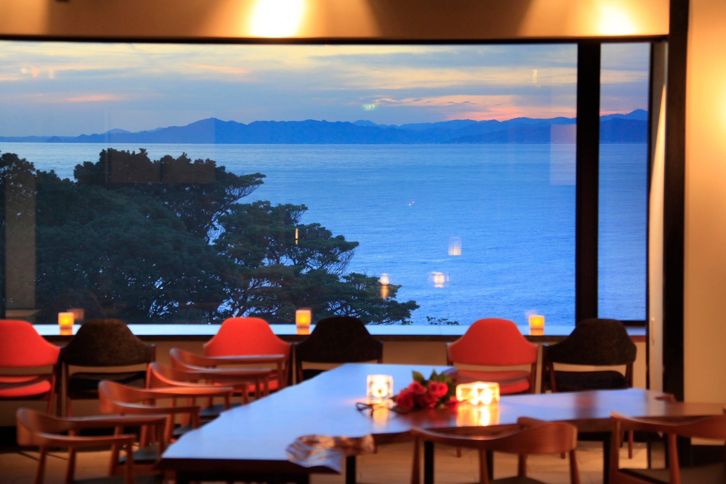 「和モダンで愉しむ西伊豆ダイニング　西伊豆　今宵」のロビーラウンジから見える夕日（一例）