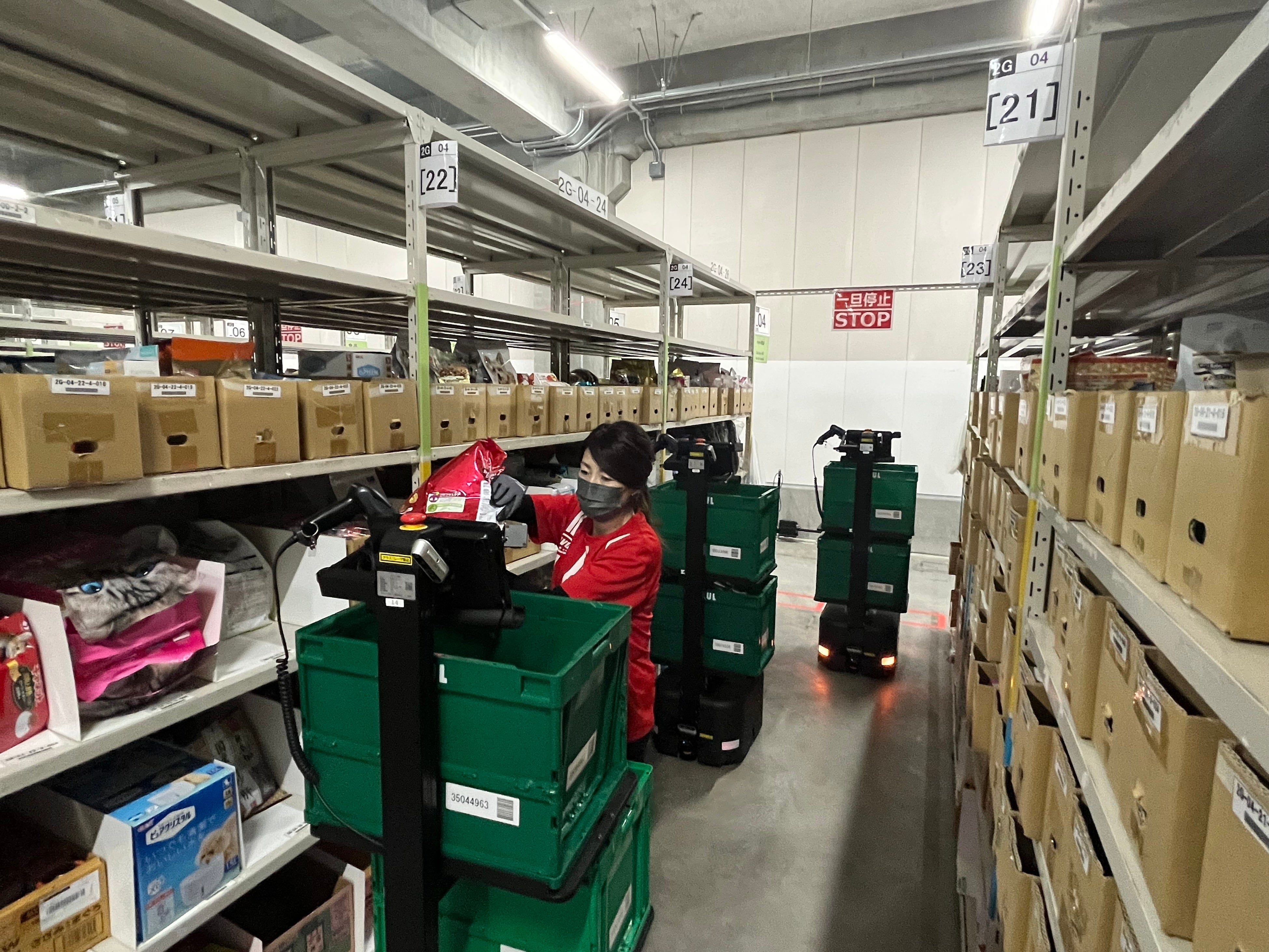  AMRと協働ピッキングをしている様子