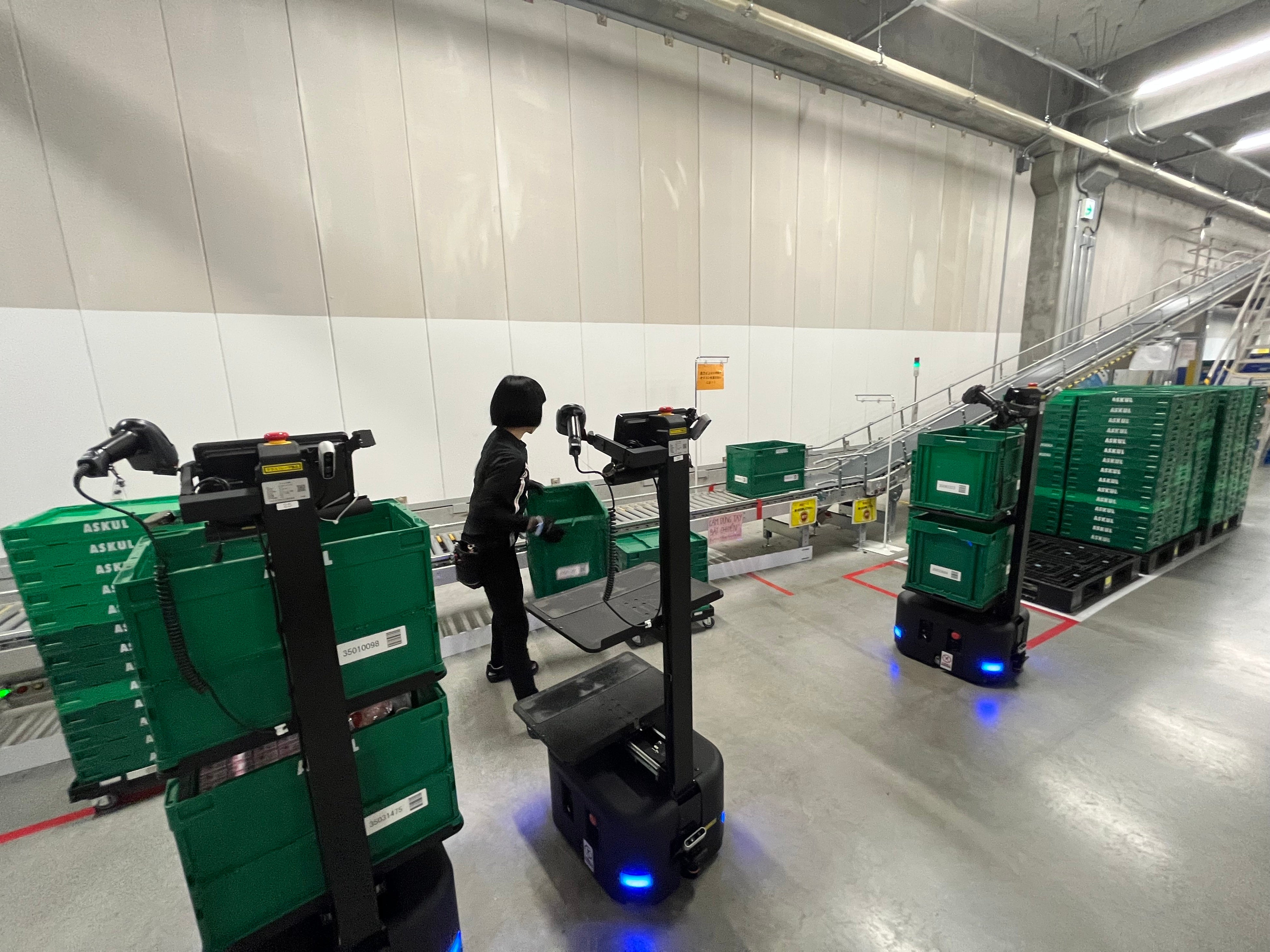  AMRから荷下ろしをしている様子