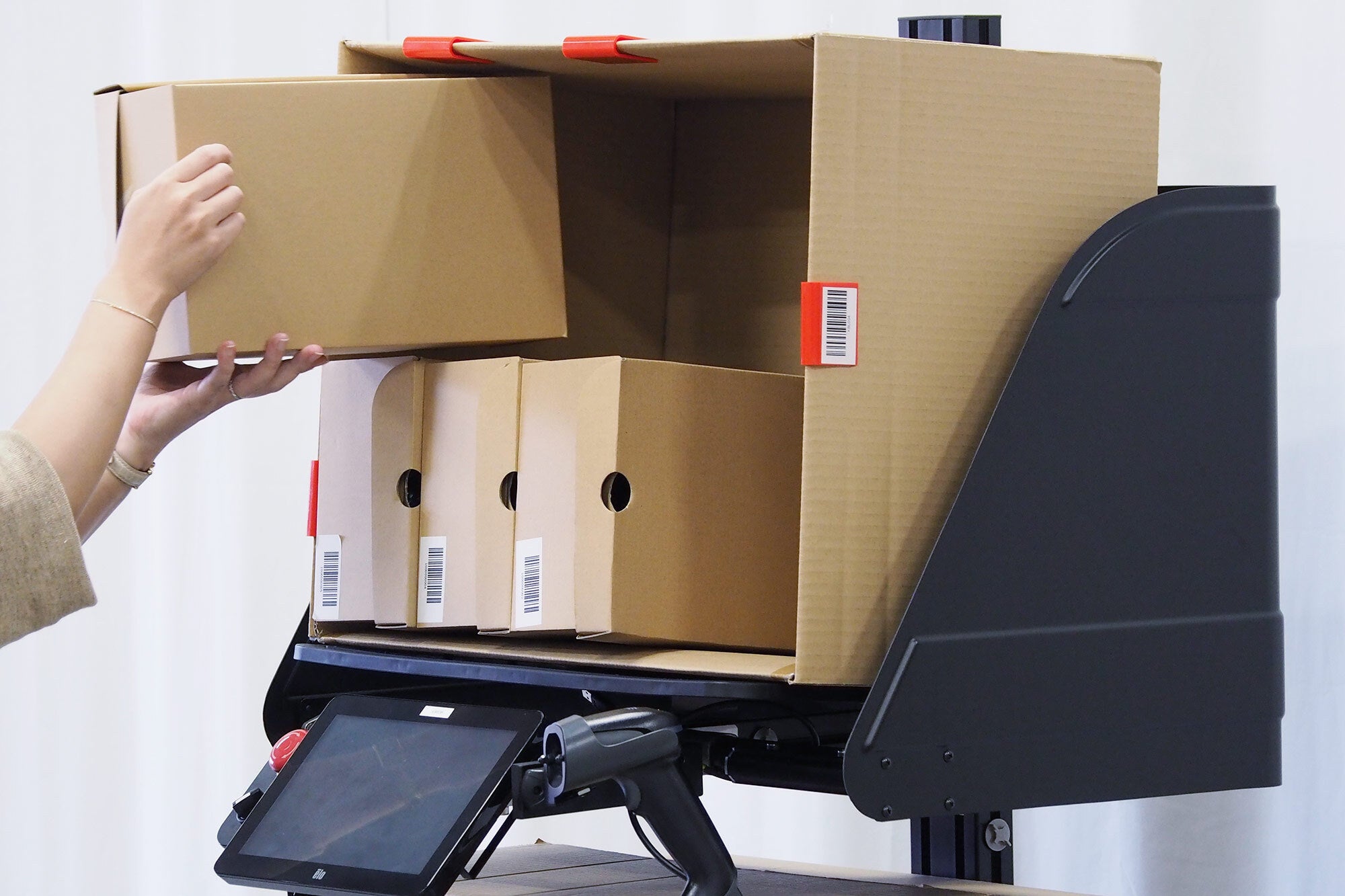 シューズボックスは重ねて入れ易い構造