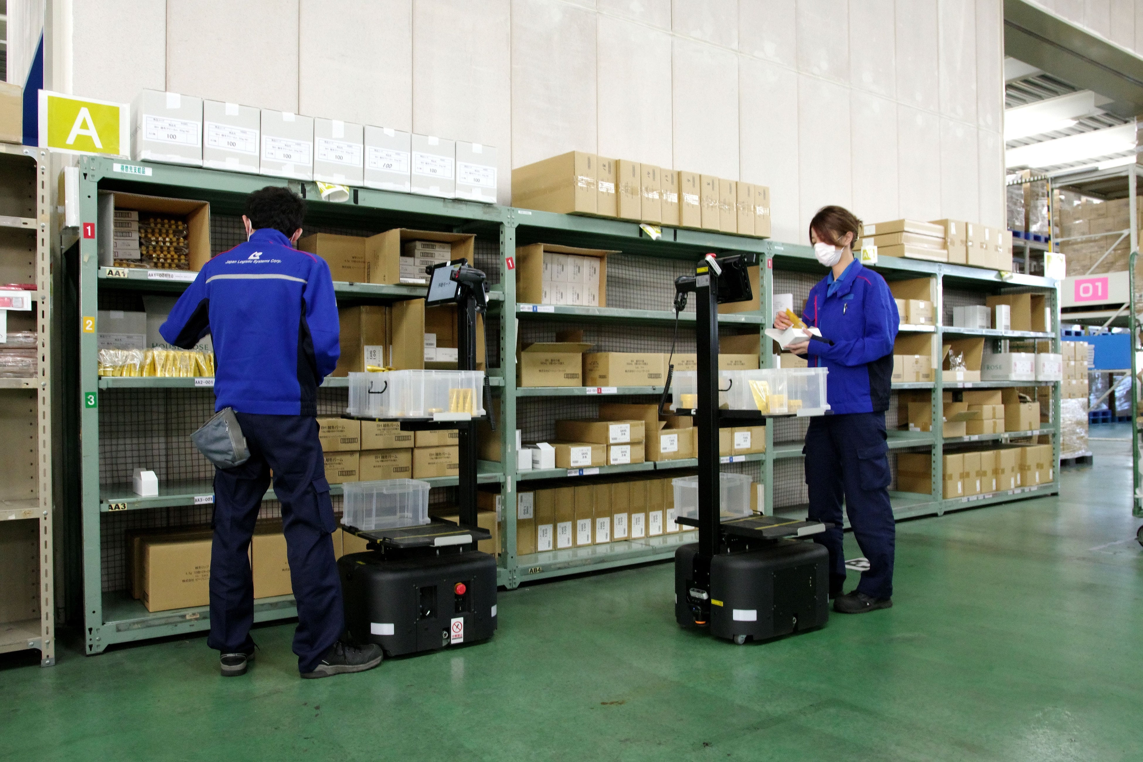 AMRと協働ピッキングをしている様子②