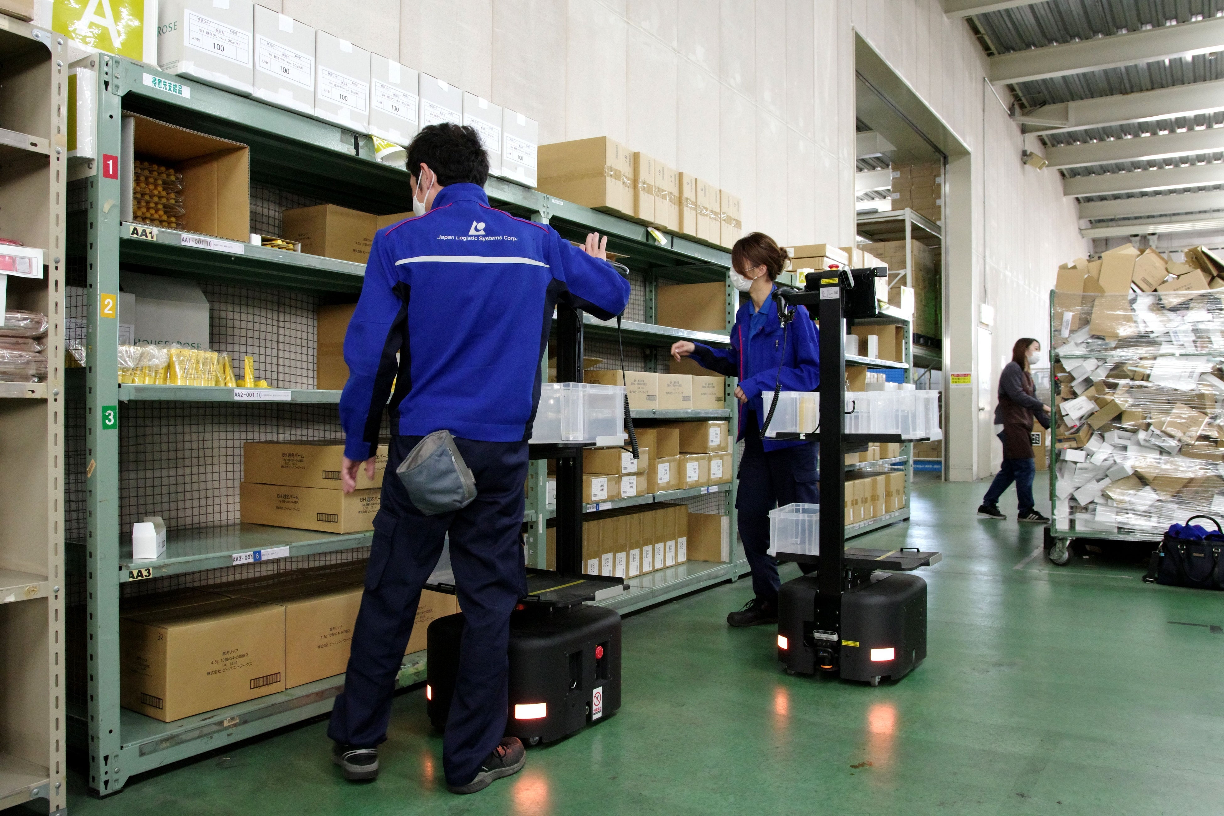 AMRと協働ピッキングをしている様子①