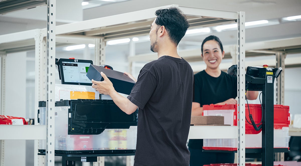  AMRと協働ピッキングをしている様子 