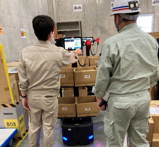  AMRと協働ピッキングをしている様子