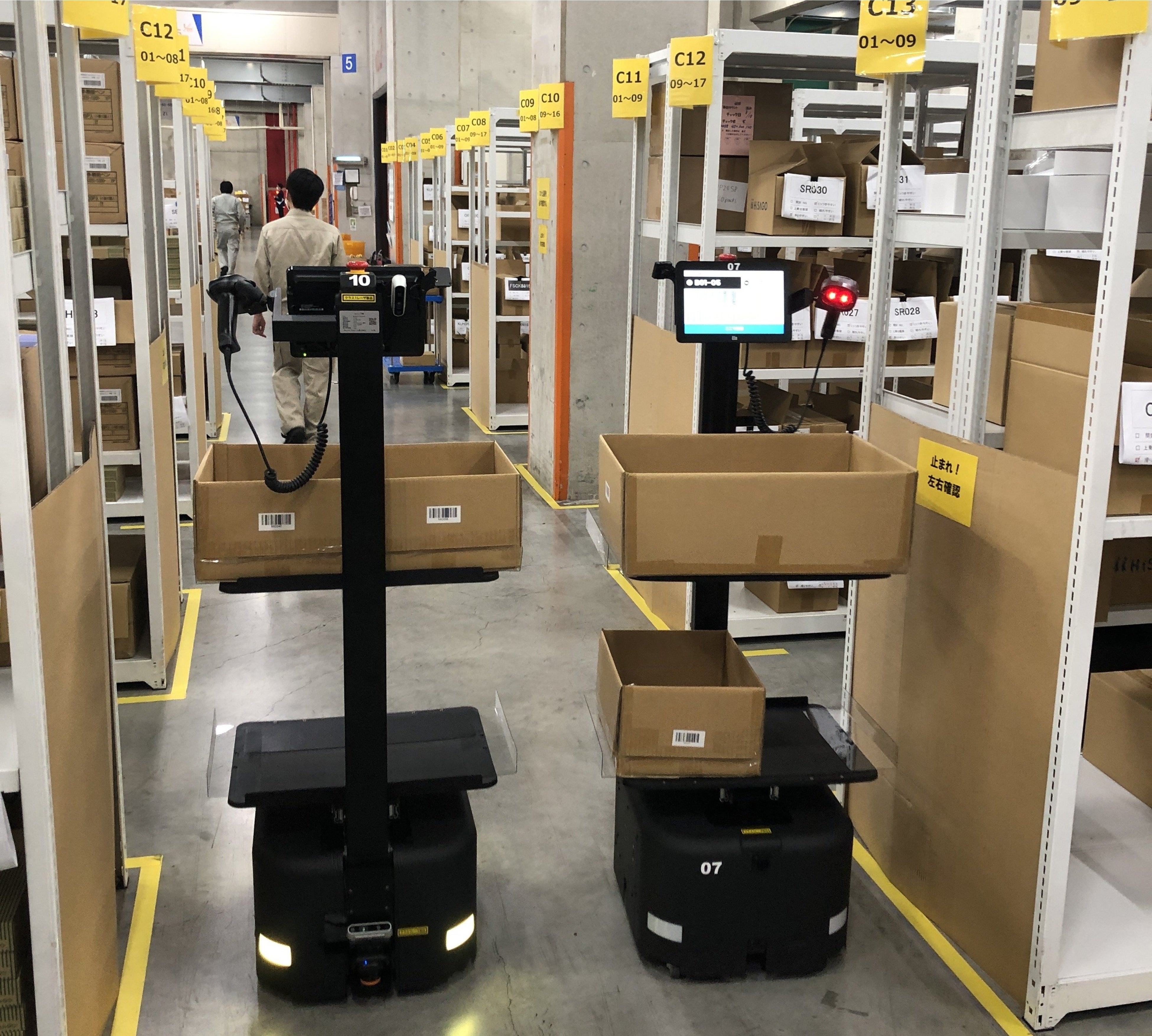 AMRが商品を搬送する様子