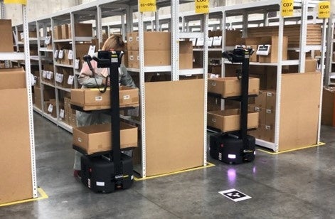 AMRと協働ピッキングをしている様子