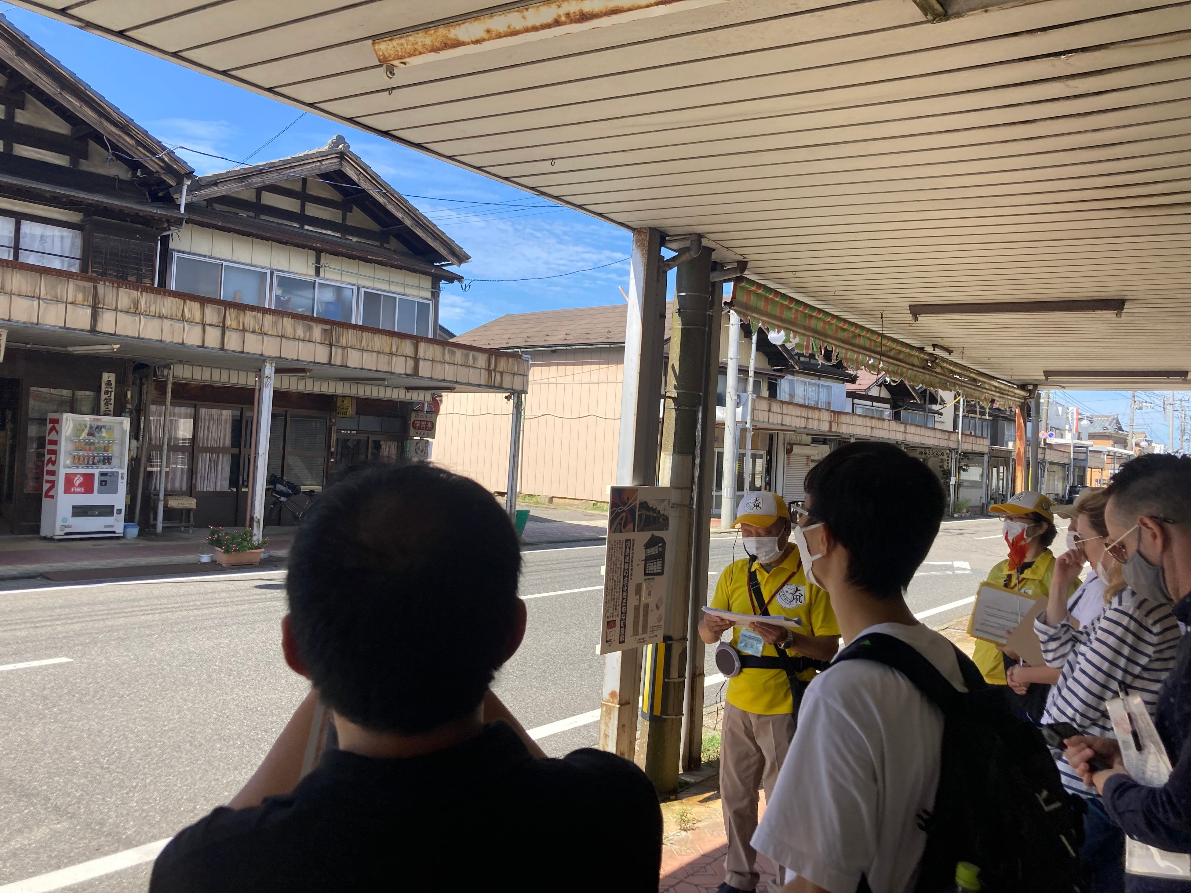 白根商店街内のまちあるき看板を活用したまちあるきの様子