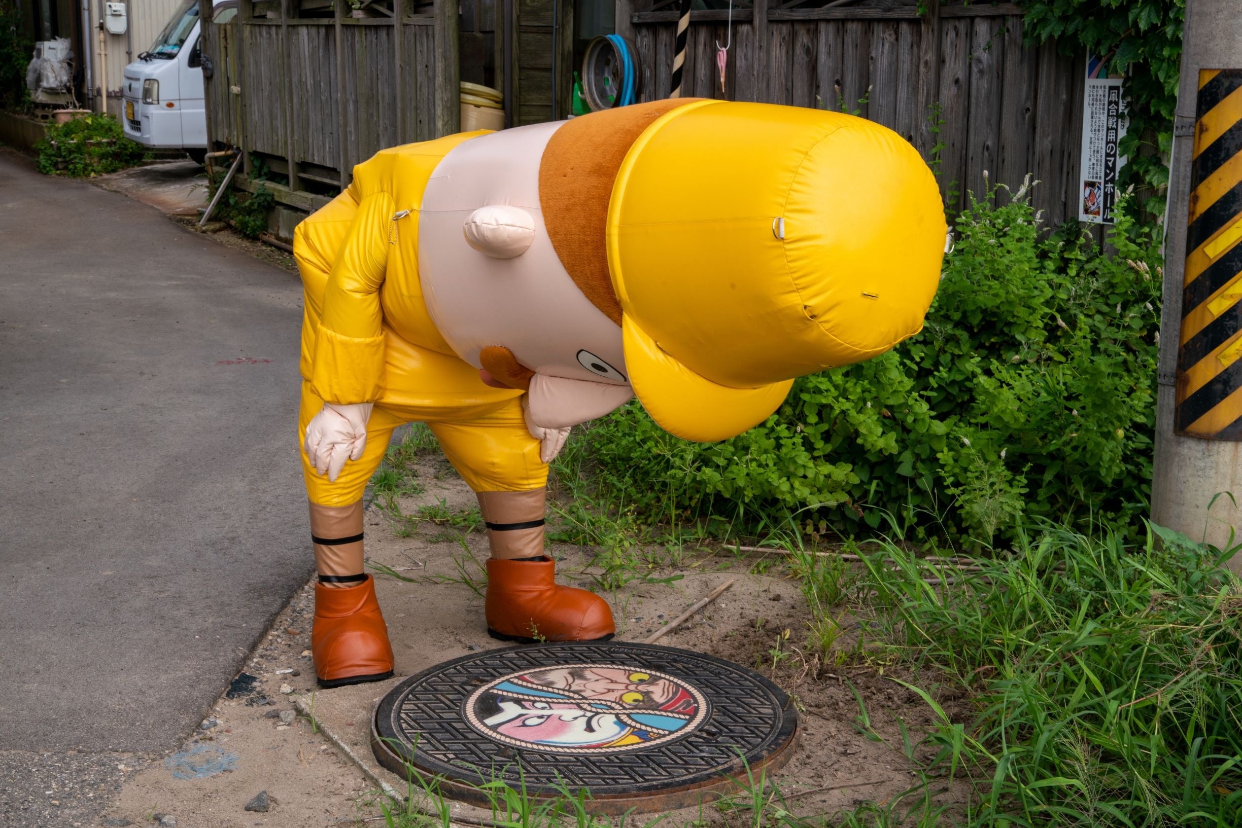 世界にふたつだけのマンホールを見つめるレルヒさん