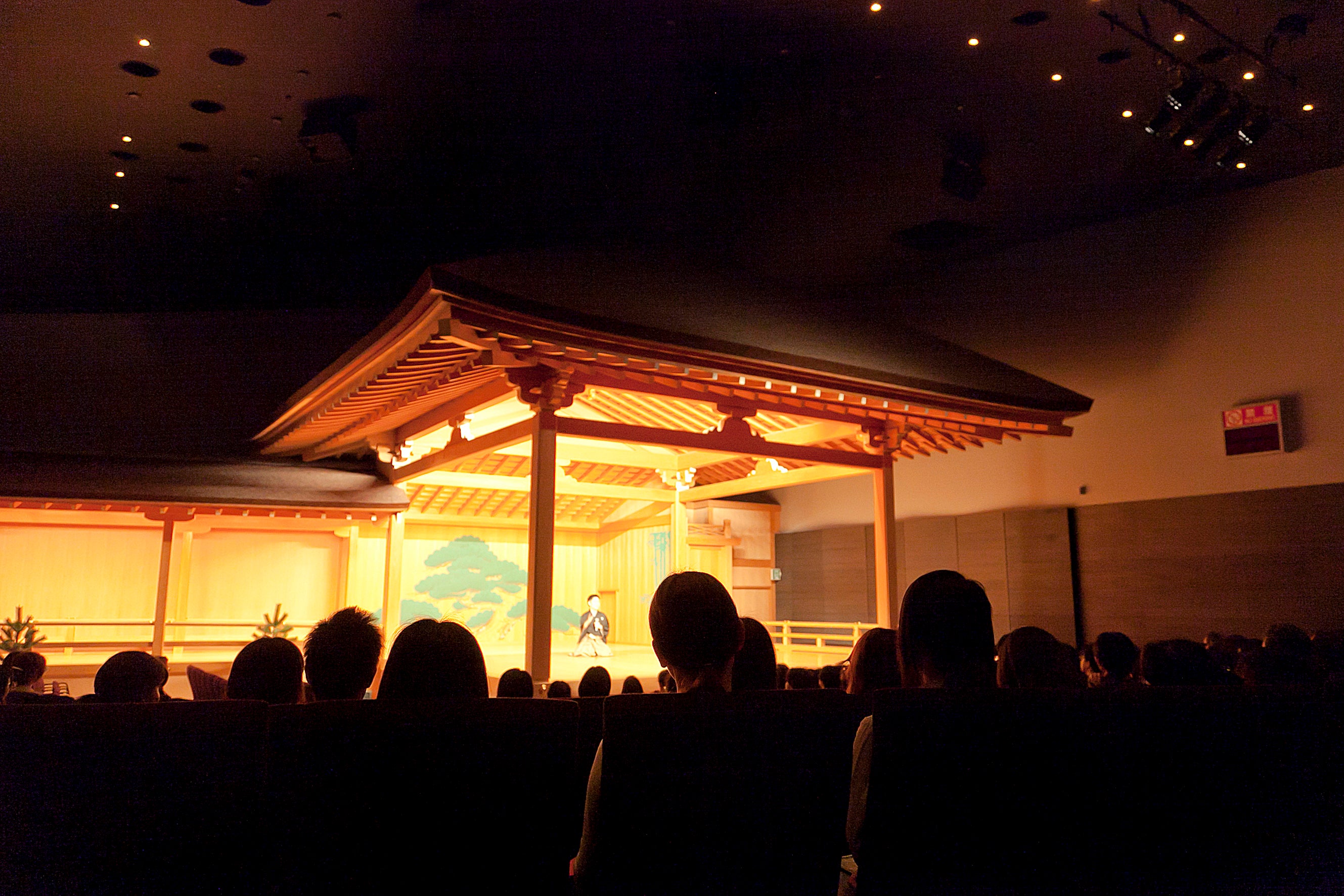 舞台公演はアーティストによる解説付き