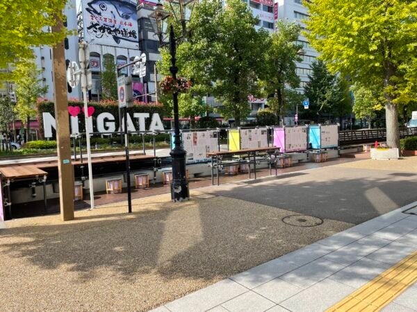 新潟駅前の東大通に設置されたパークレット