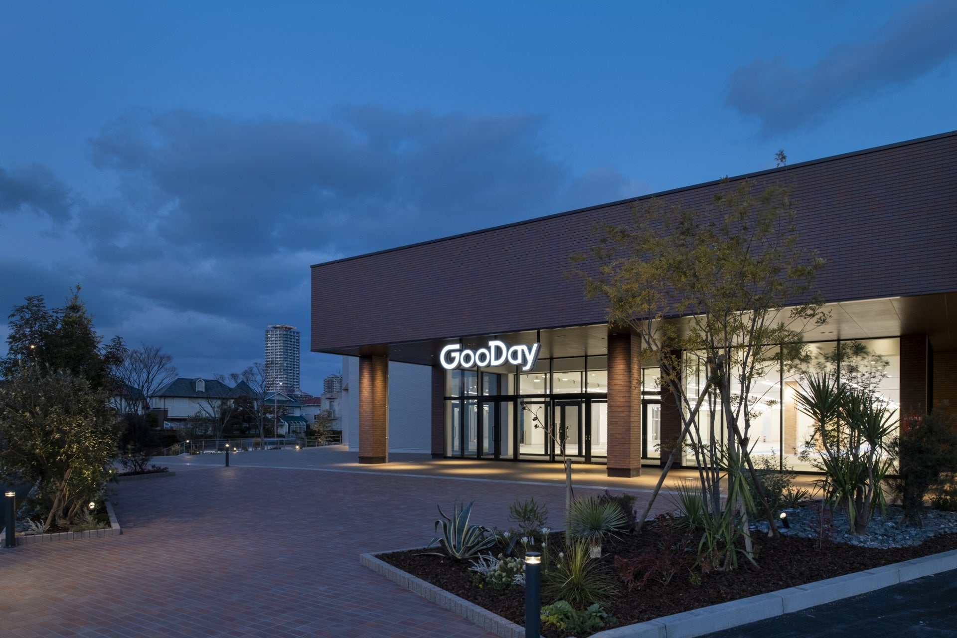 グッデイ姪浜店外観（夜景）