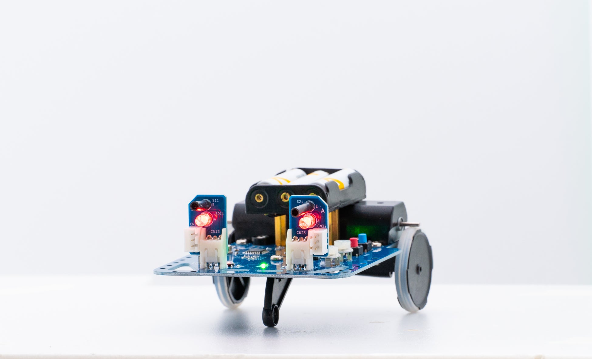 センサーを前向きに取付け正面を検知