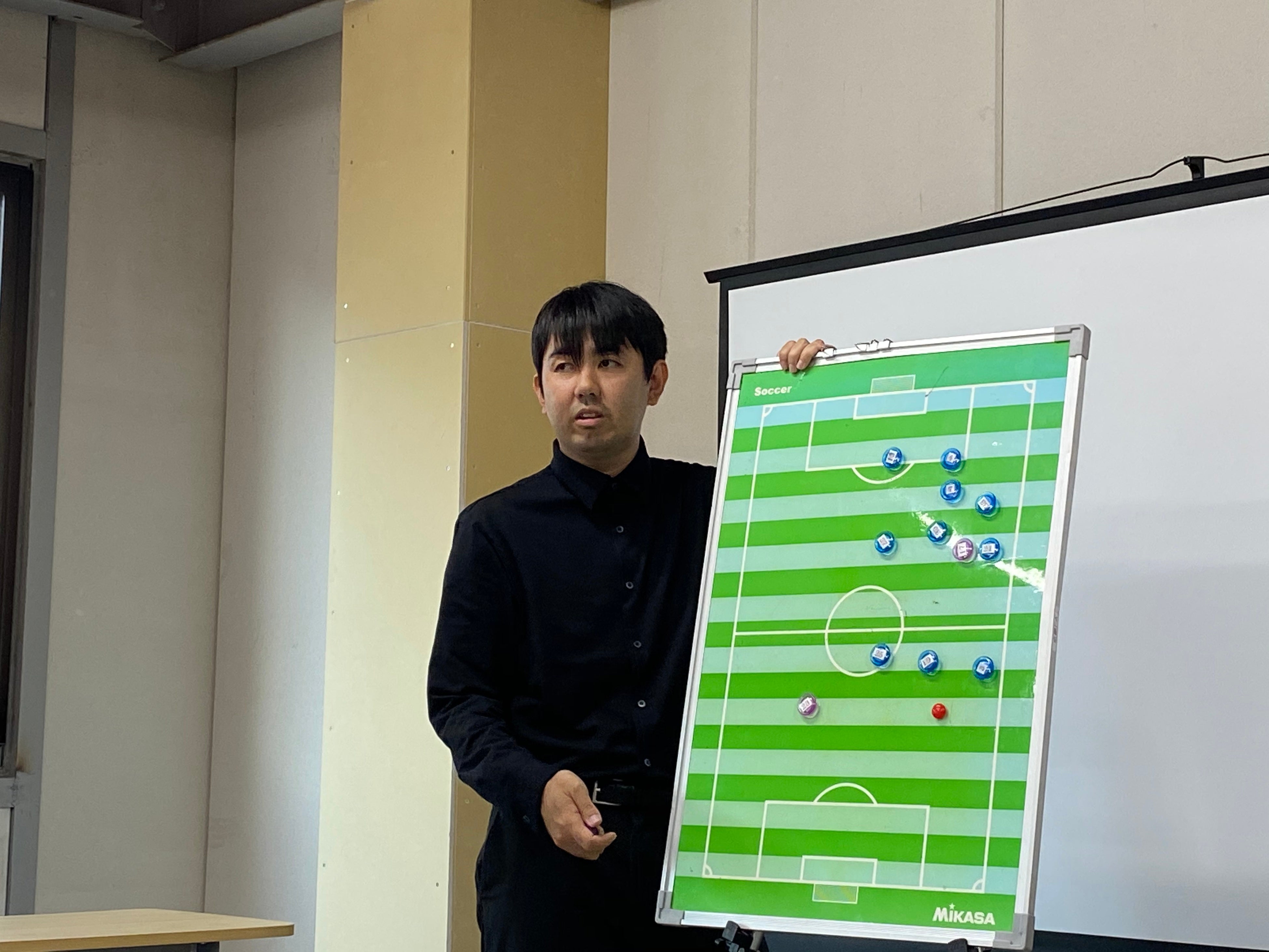 サッカー未経験でjクラブの 戦術分析官 に 異色のサッカーヲタクによる偏愛の書 サッカー店長の戦術 入門 光文社より2月17日 木 に発売 株式会社光文社のプレスリリース