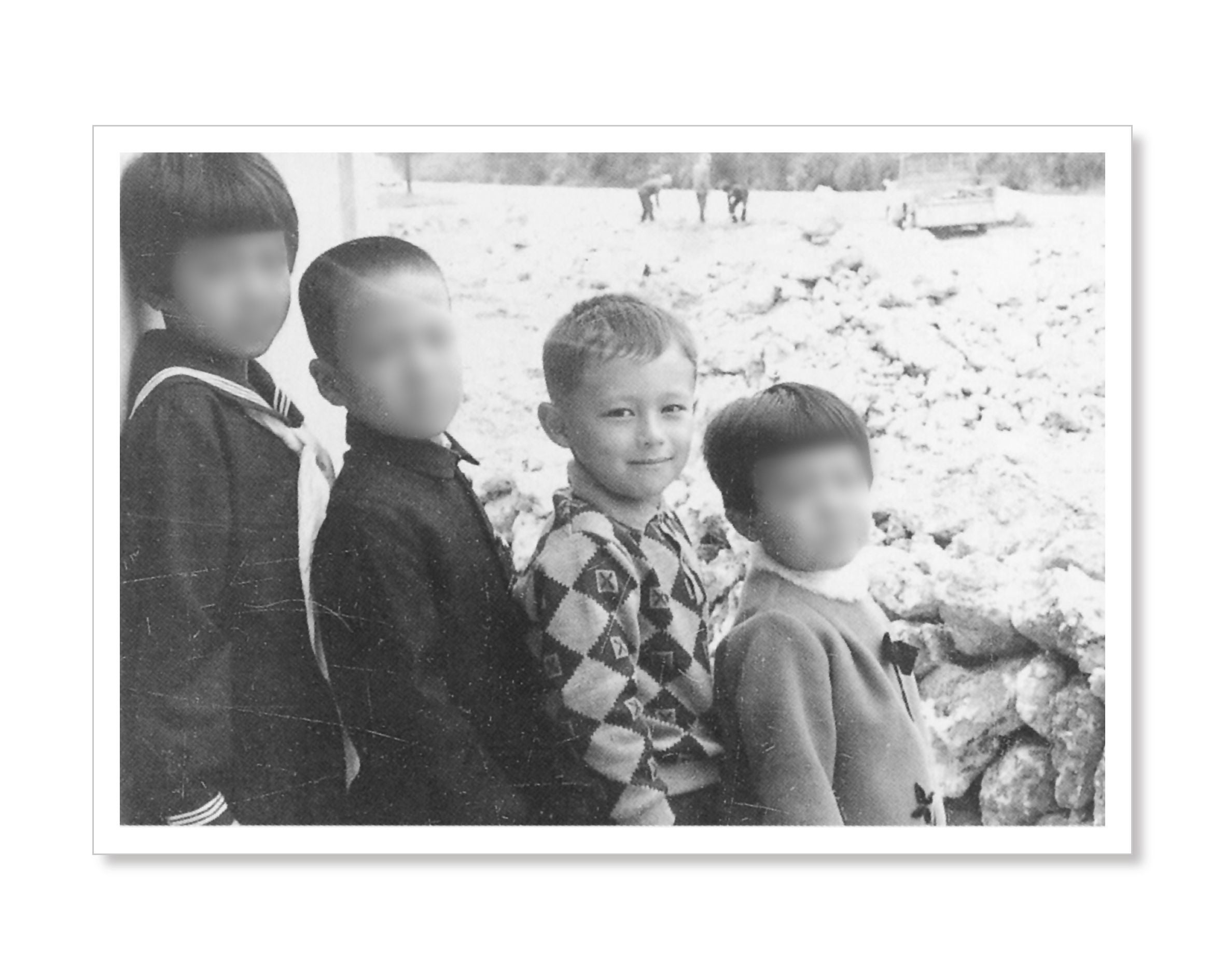 デニー（左から3番目）の従兄弟たち