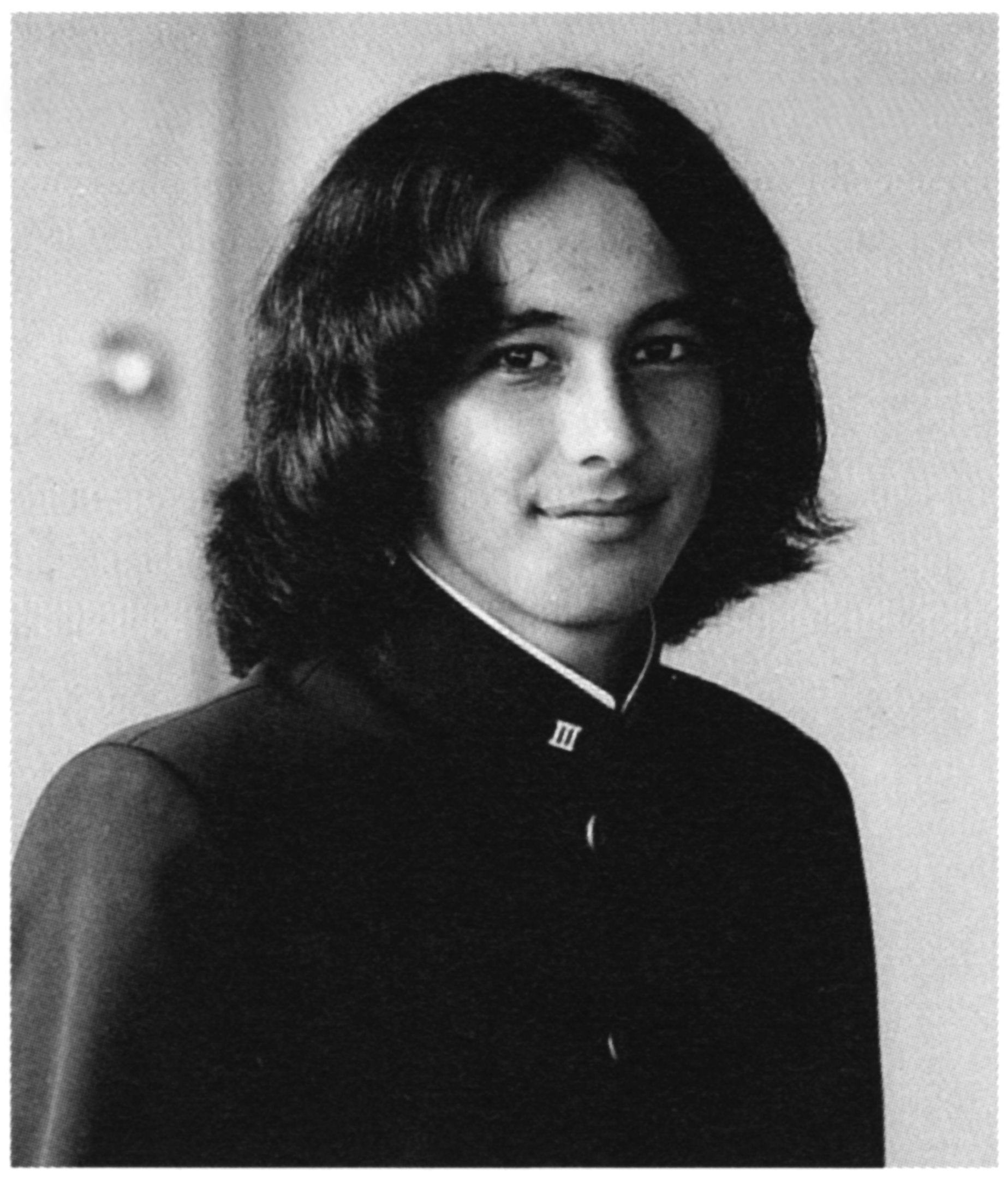 高校３年生の卒業アルバムから。ミックスルーツの子供たちには、さまざまな差別や偏見が待ち受けていた