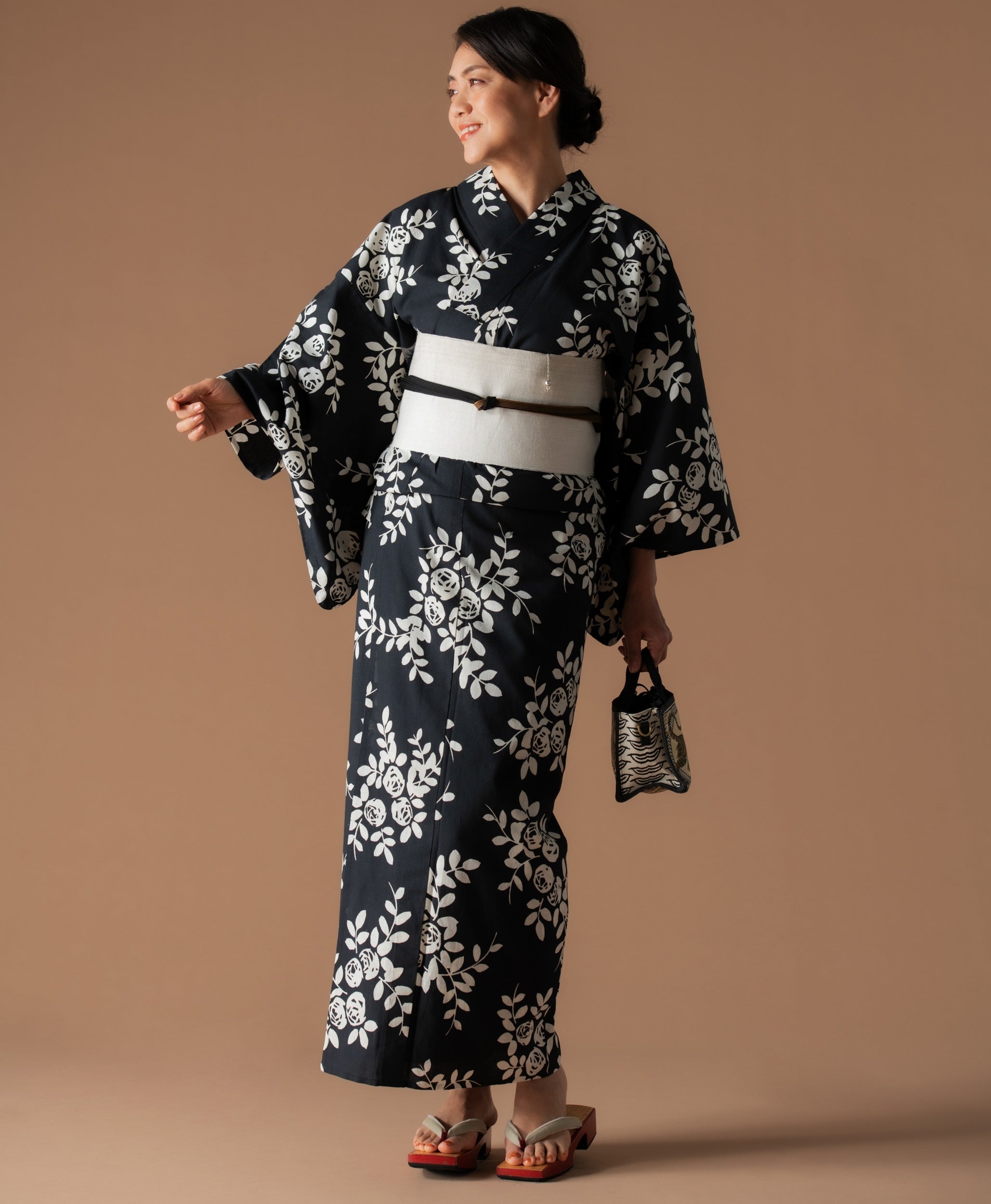 （撮影／穂刈麻衣） サブ）参考例：上記のゆかた（黒紬 薔薇）は44,000円(税込・お仕立て代別途)。帯のご用意もありますので、併せてご購入いただけます。