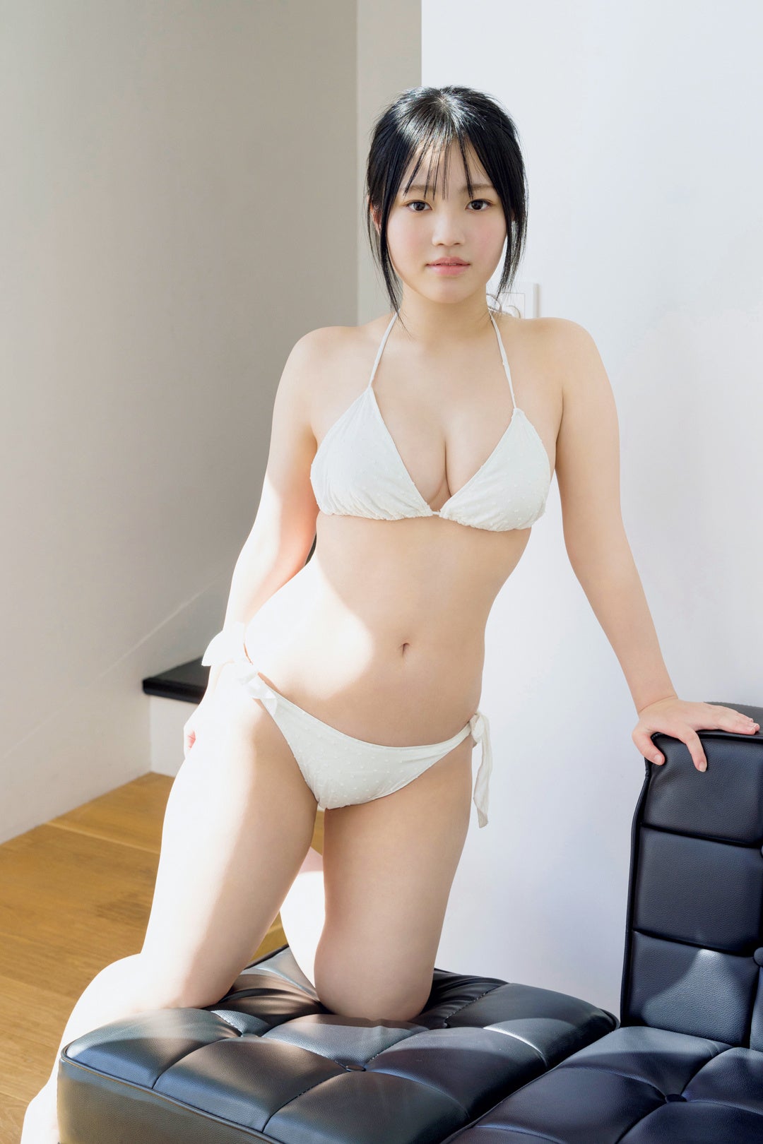 AKB48・向井地美音、表紙＆巻頭で最新写真集から珠玉カットを