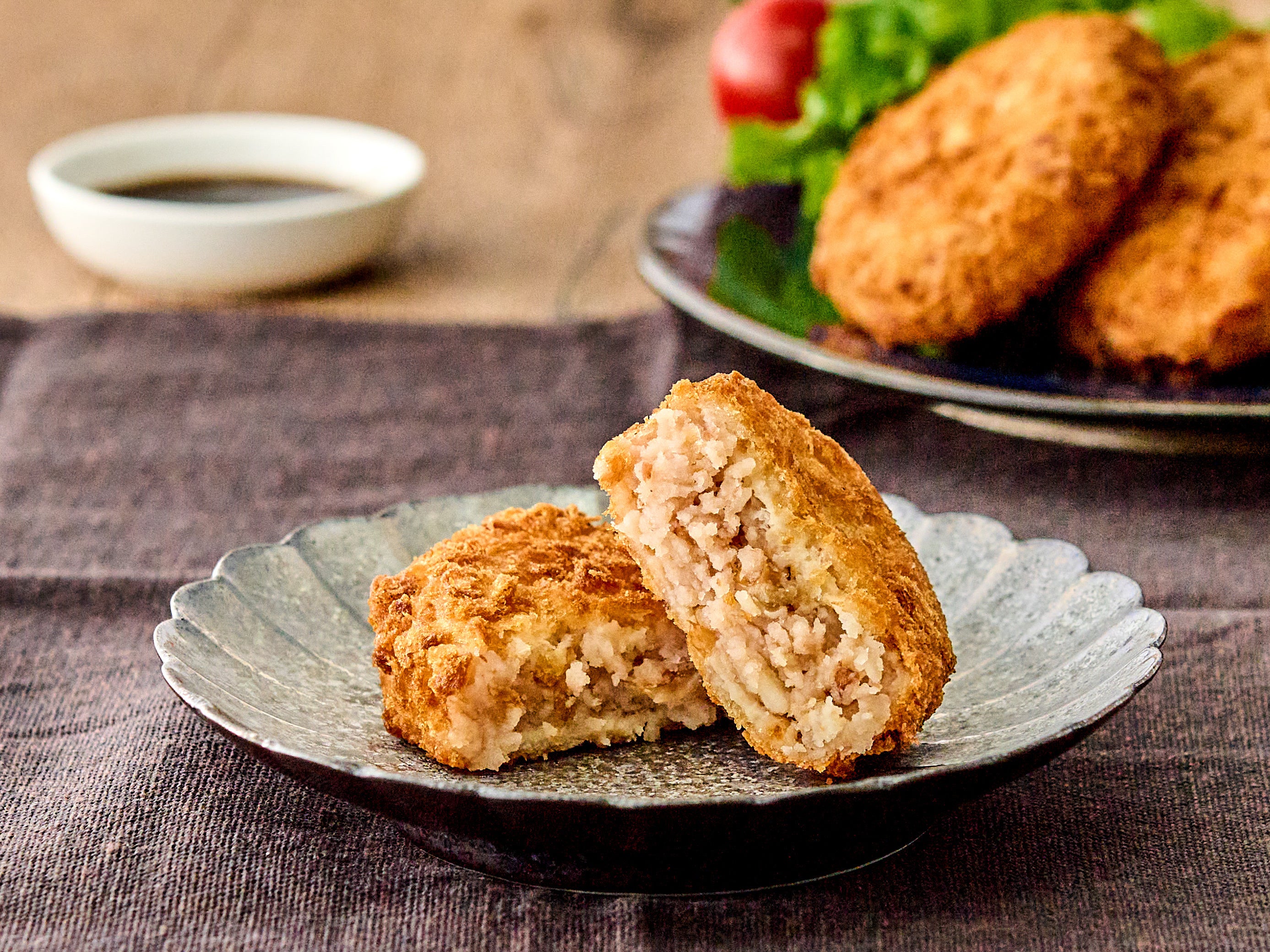 半島コロッケ第一弾！和歌山県紀伊半島の紀州南高梅を使用した 「かつお香る南高梅コロッケ」２４０円（税込）