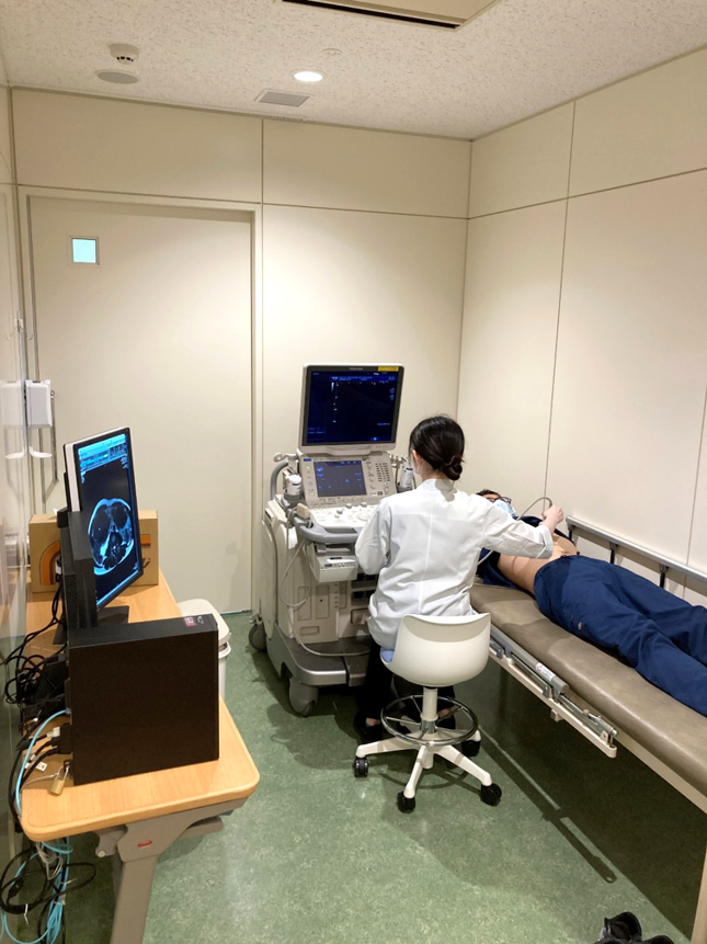 電子カルテと画像を参照しながら、検査ができる検査ブース