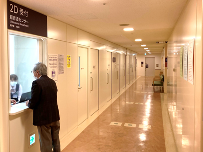 受付の先には検査ブースの入口が並ぶ