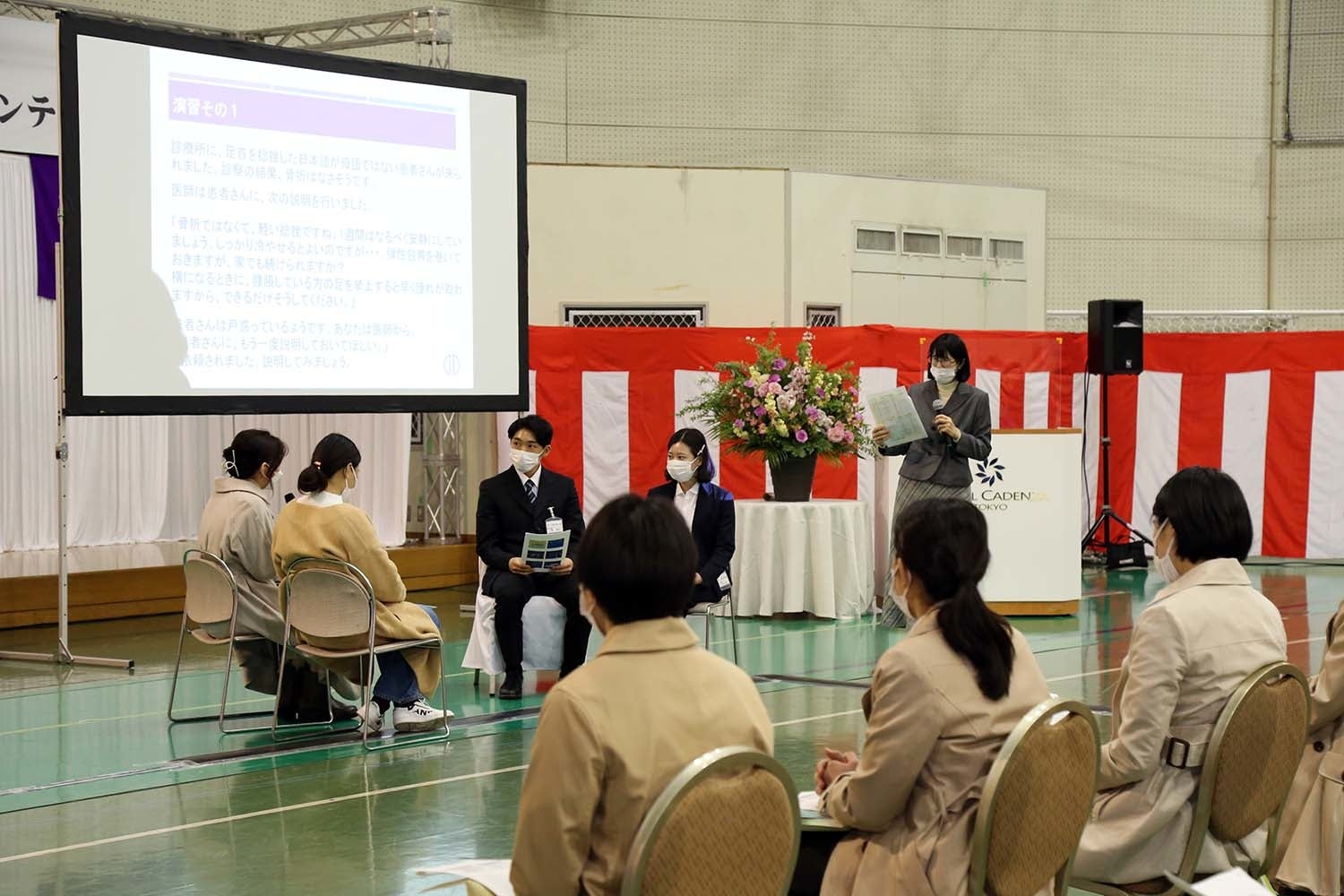 臨床研修医と外国人患者役の留学生とのロールプレイ