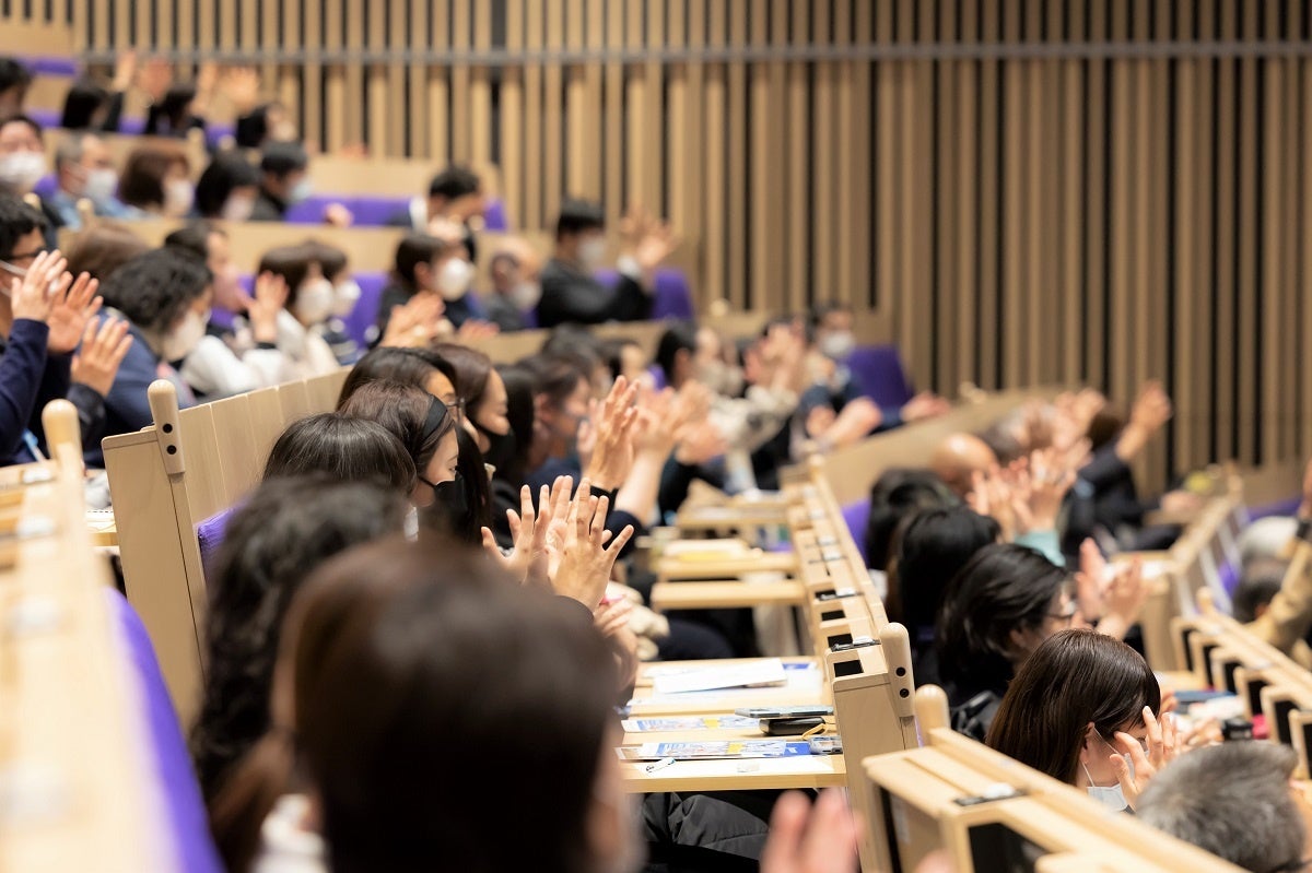 シンポジウムの間、参加者は手話で「拍手」をしました