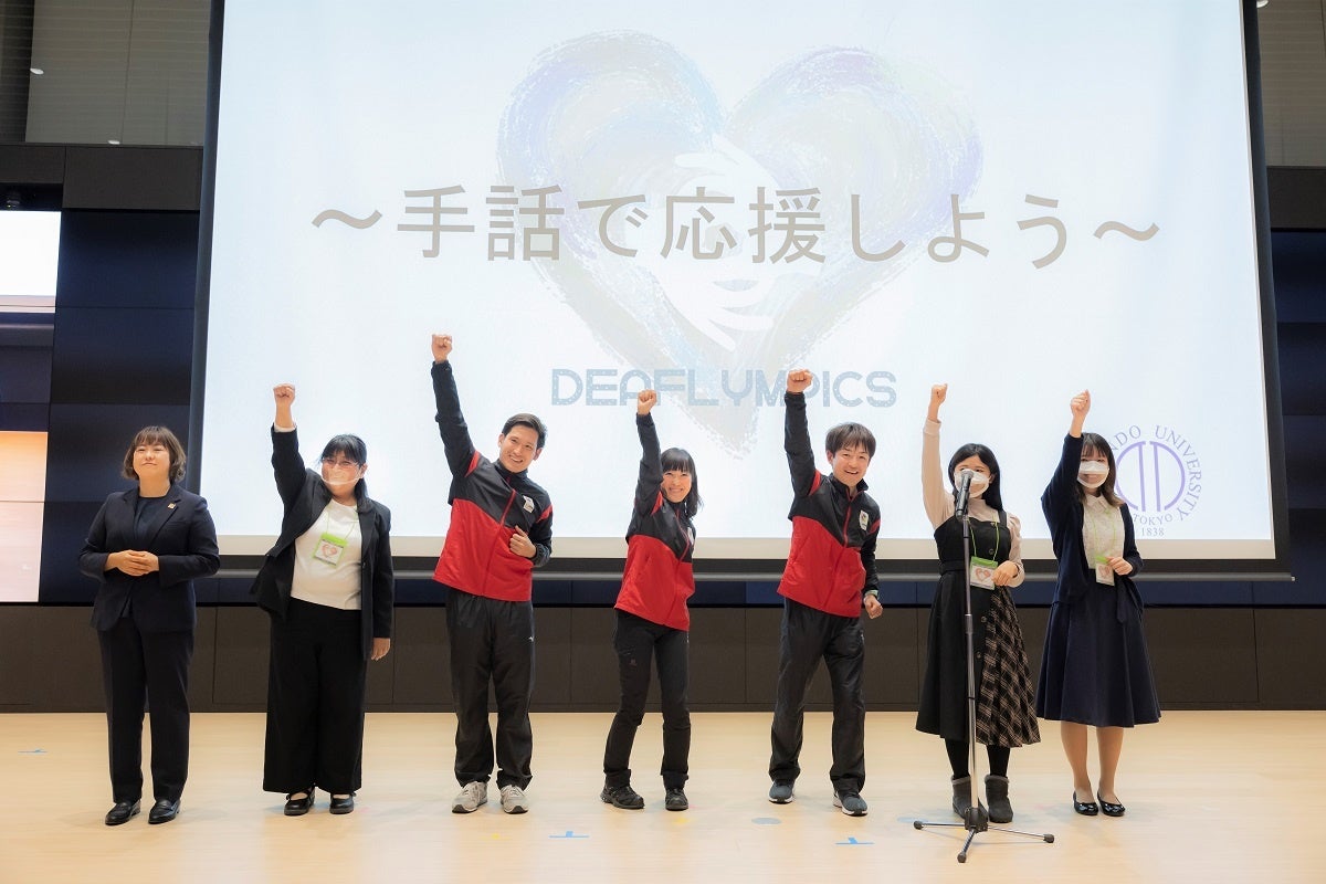 デフアスリート（中央左から金持義和選手、早瀨久美選手、箭内秀平選手）とともにデフリンピックの応援で使える手話を覚えました