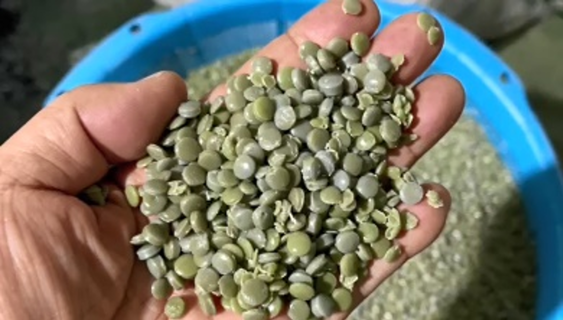 色・柄・文字入りの使用済みクリアホルダー で製造した再生ペレット（再生材）