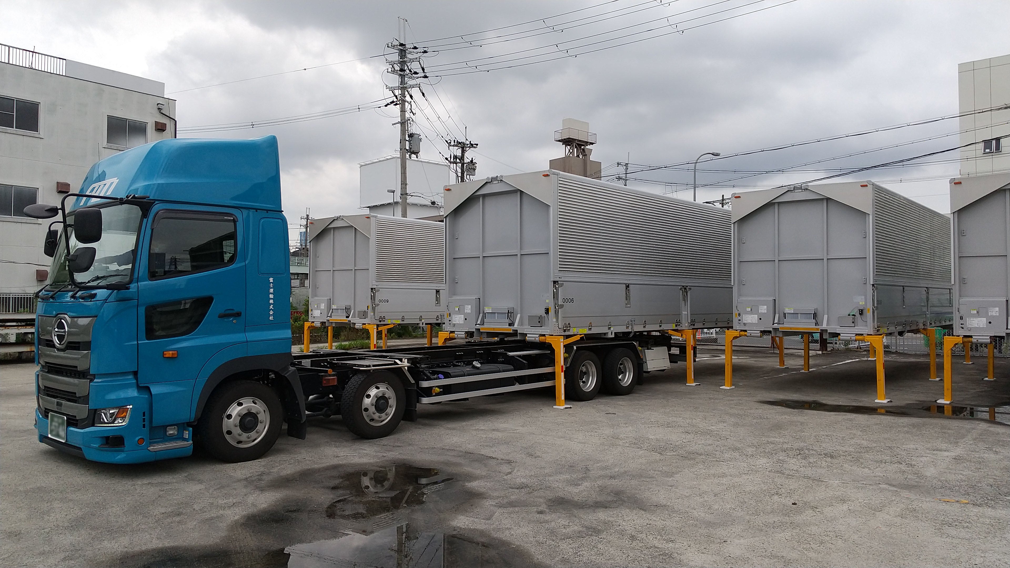 スワップボディコンテナの交換の様子